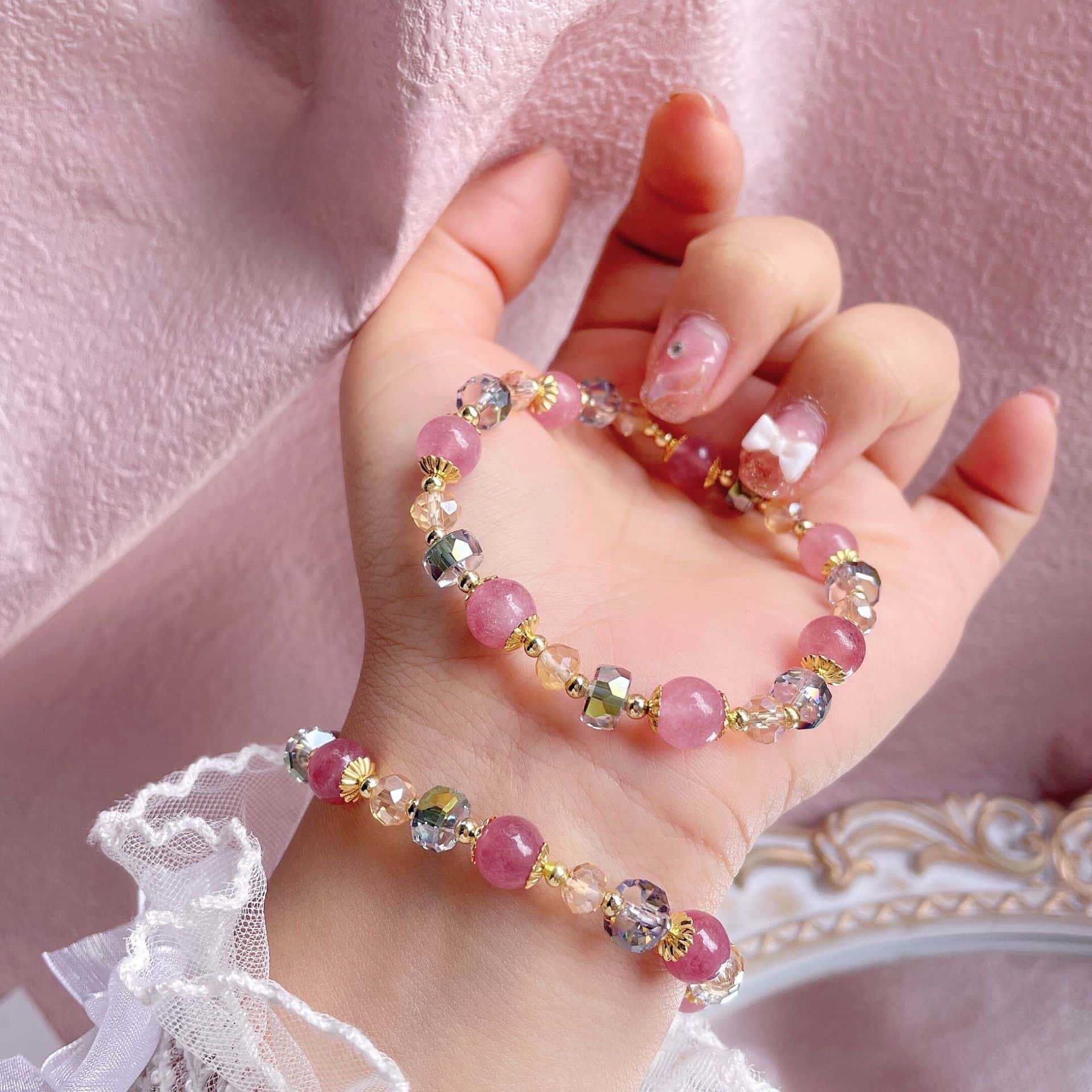 A simple, fashionable and light luxury strawberry crystal bracelet of the same style as Douyin. A gift for classmates and best friends details Picture