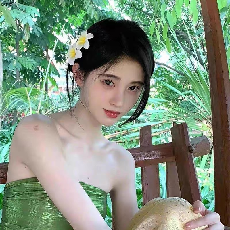 Super fairy-like frangipani headwear, summer seaside beach vacation, photo shoot, frangipani hair clip, Dai ethnic headwear, hair clip, hair accessory, hair clip, hairpin, hairpin grab clip, hair clip Application Scenario