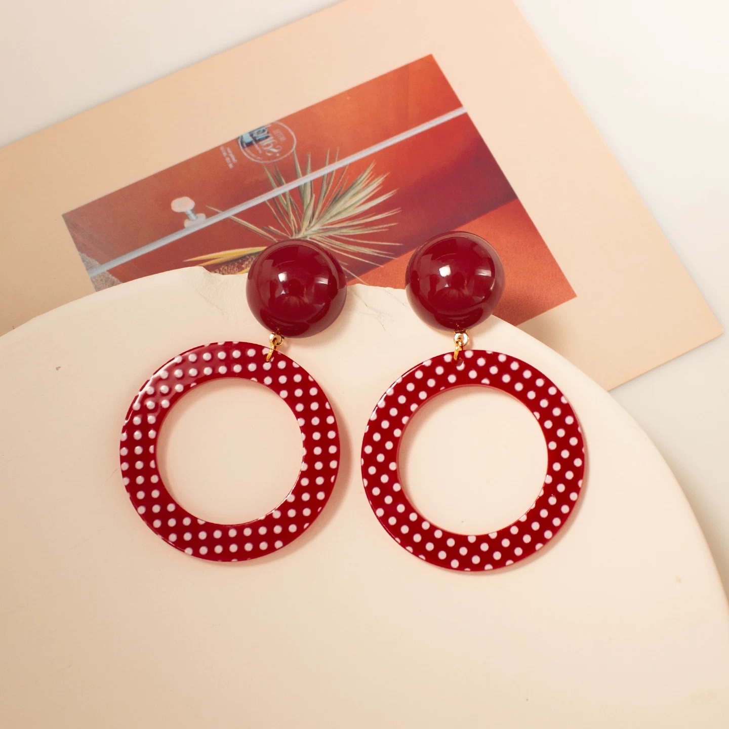 港风红色波点圈圈耳环显白复古耳饰俏皮摩登夸张无耳洞蚊香盘耳夹细节图