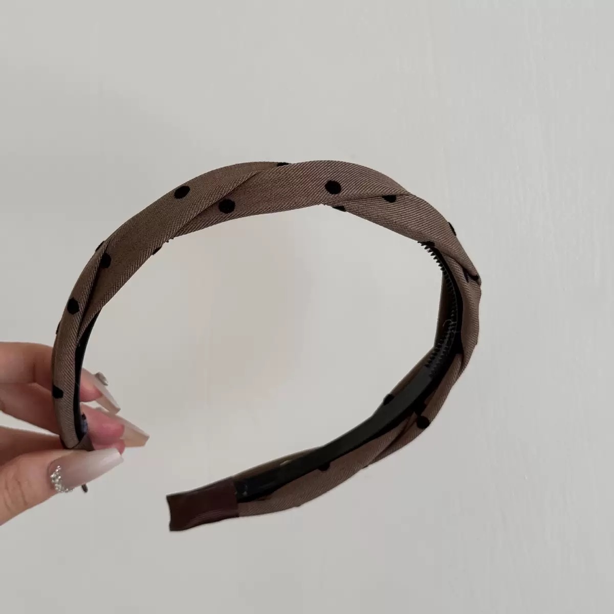 The Korean-style Xiaoxiang Wind Wave double twisted twisted toothed hairband is versatile. It features a high top, wide edge, pressure hairband, headband, and a butterfly-shaped hairband for women detail image 5