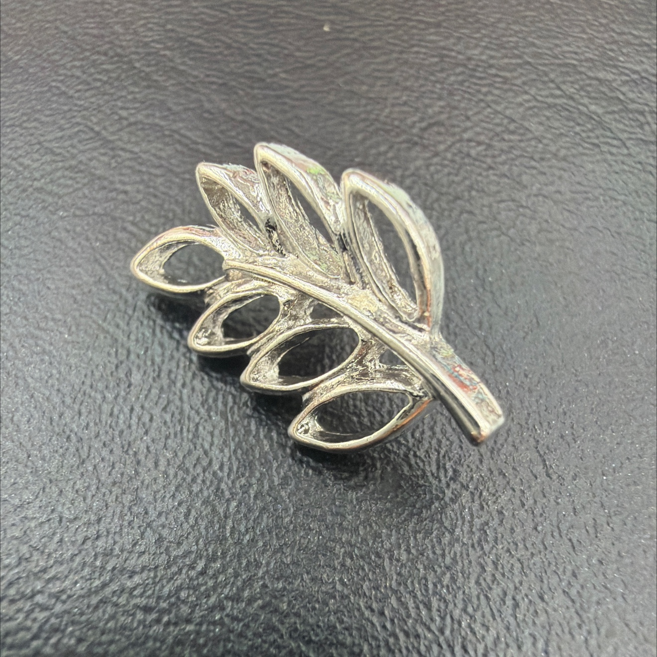 树叶胸针镂空花草胸针金属别针收腰别针刺马针简约胸针合金胸针徽章产品图