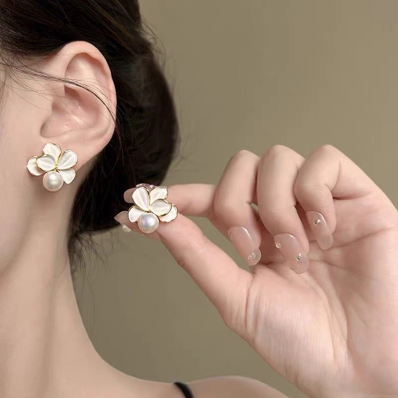 New Chinese style [French Romance] Retro gentle temperament Silver gardenia flower elegant pearl cool earrings and earrings detail image 5