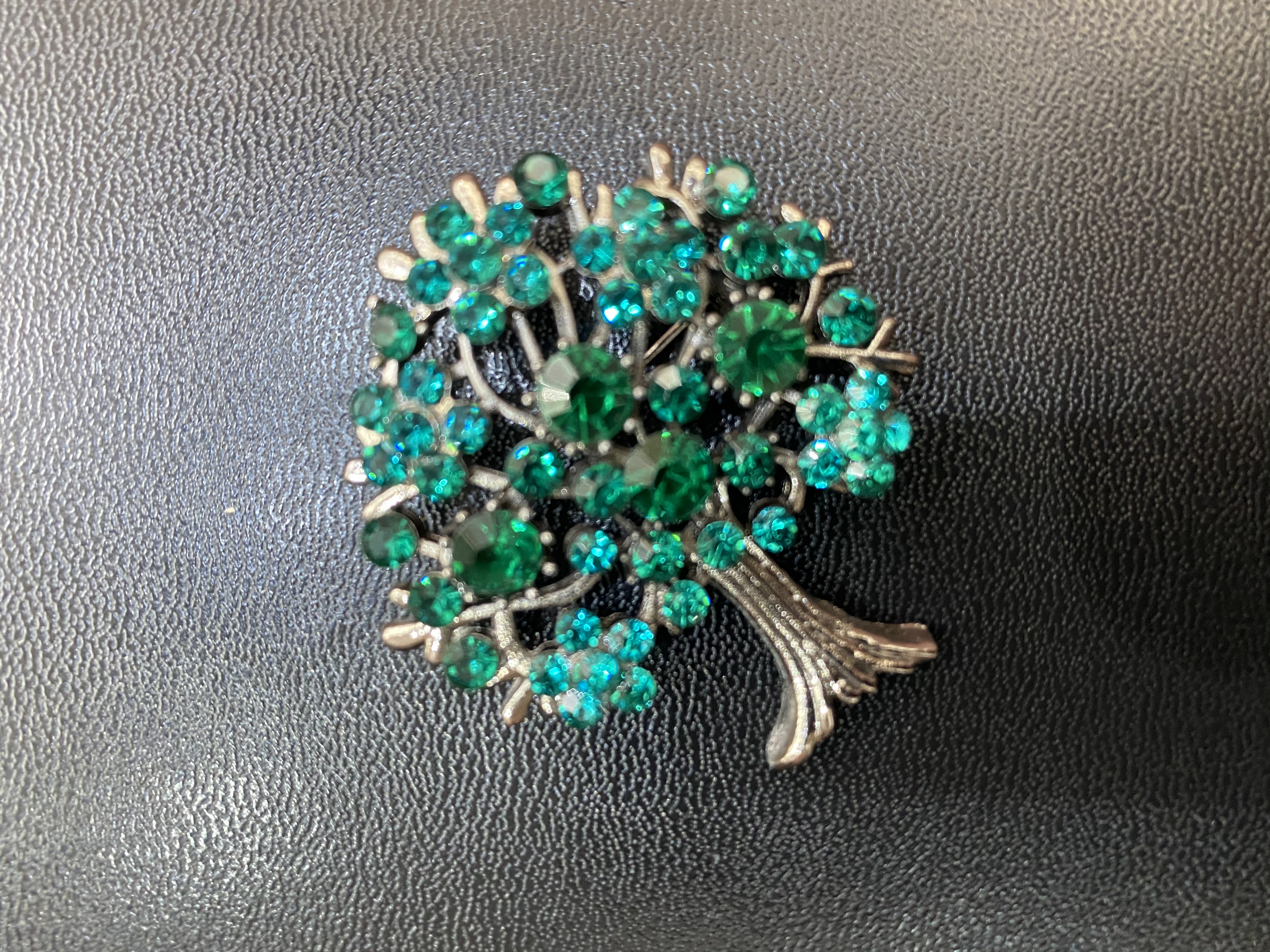 新款精致百搭合金水钻绿色生命树胸针男女服饰胸针产品图