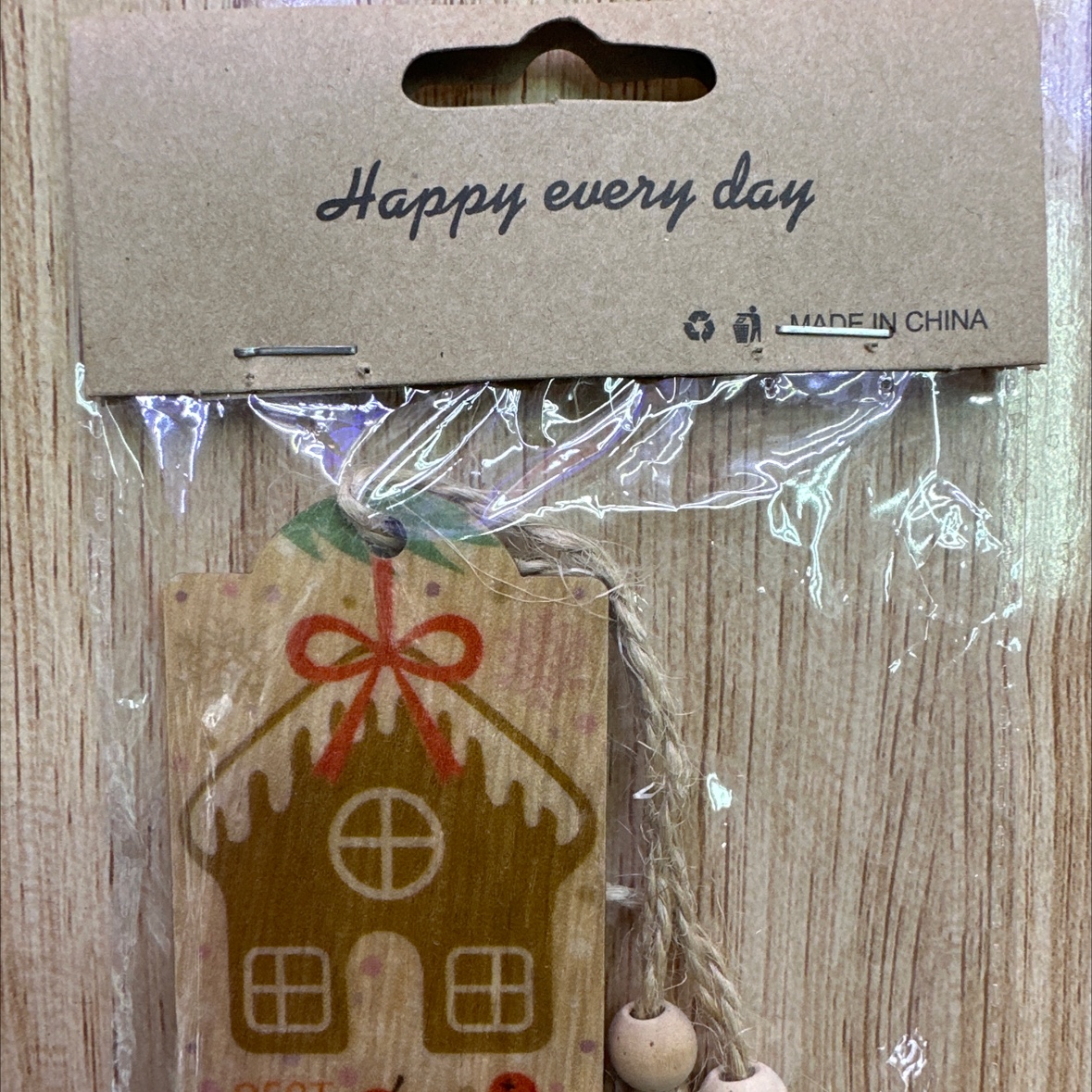 两片木质挂件木制品