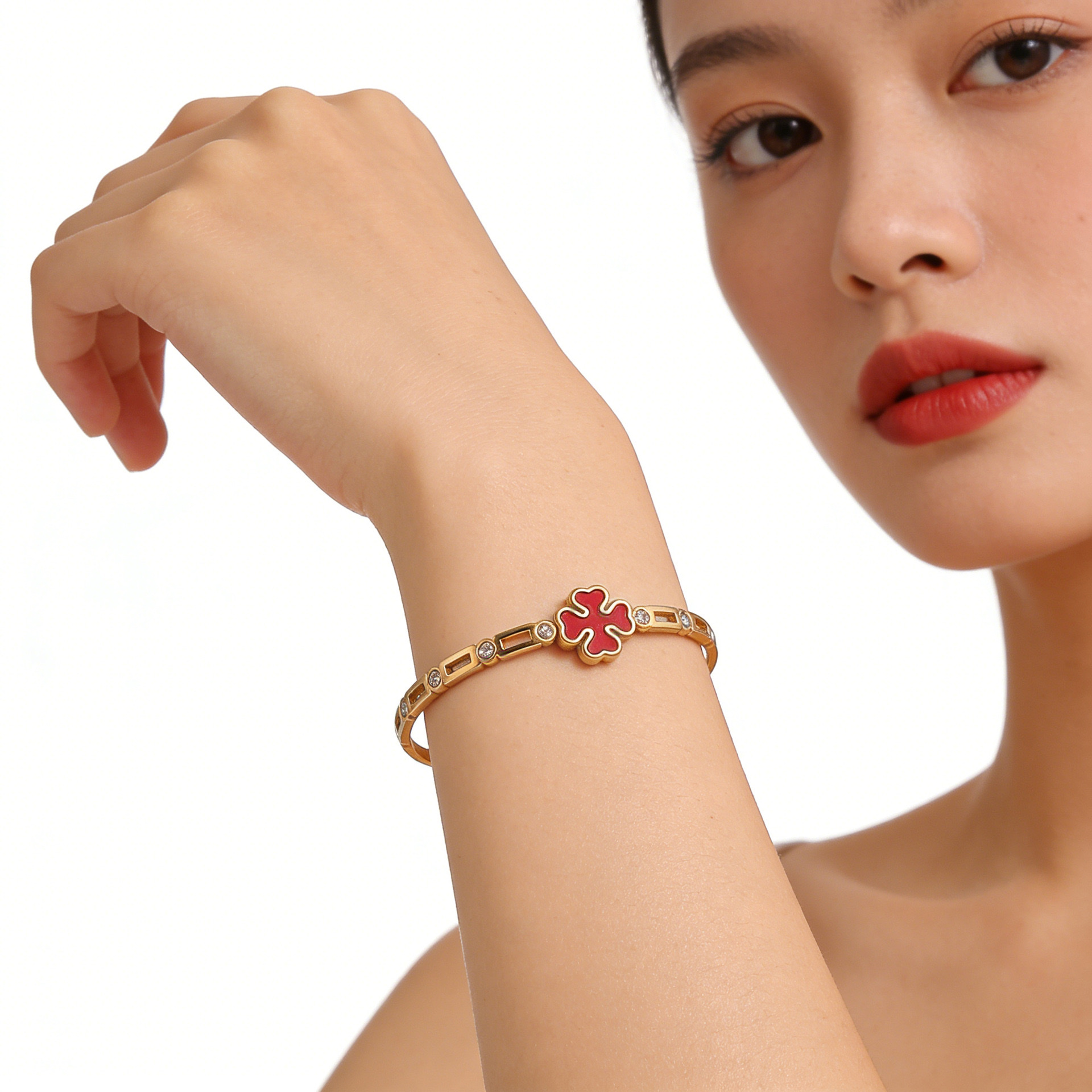 Factory direct supply of stainless steel gold-plated bracelet, red enamel four-leaf clover series diamond-encrusted hollow titanium steel bracelet jewelry details Picture