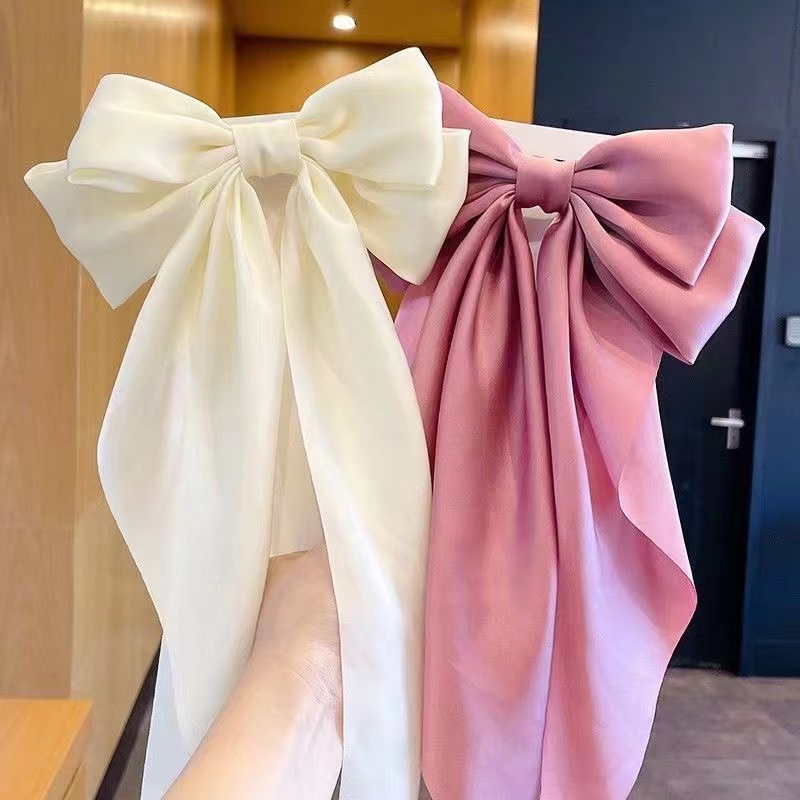 The silk ribbon large bow headpiece exudes an ethereal feminine charm. The hairpin at the back of the head is the same as the popular spring clip Specification image