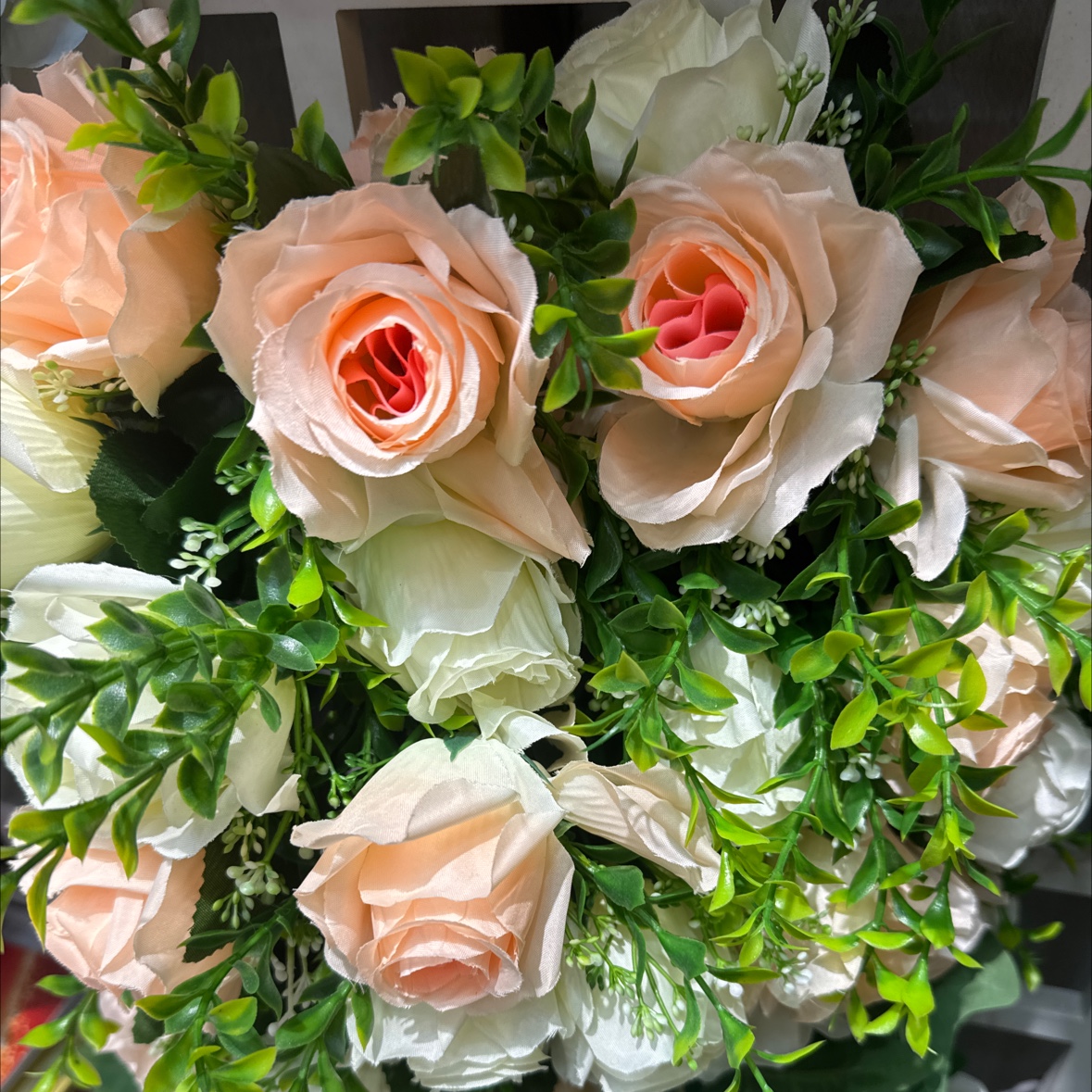 42头路引花，42个花头，6个塑料藤条，42个叶子，42个水草，一支花，一个袋