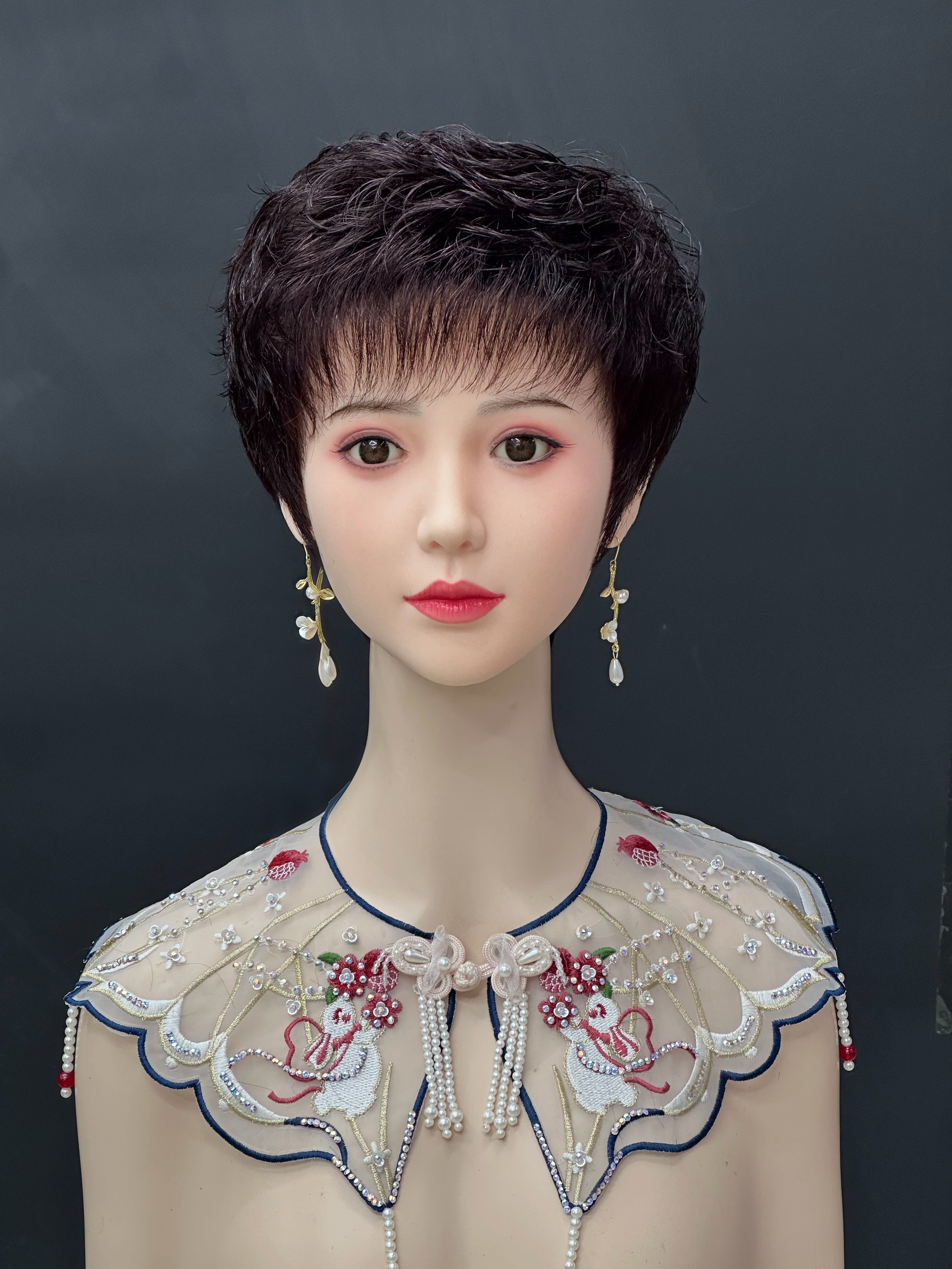Fashionable curly hair is light, comfortable and does not deform. It can be worn all year round details Picture