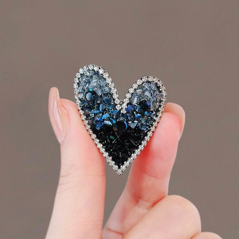 蓝色爱心胸针高级精致西装胸花高档设计气质百搭配饰防走光别针