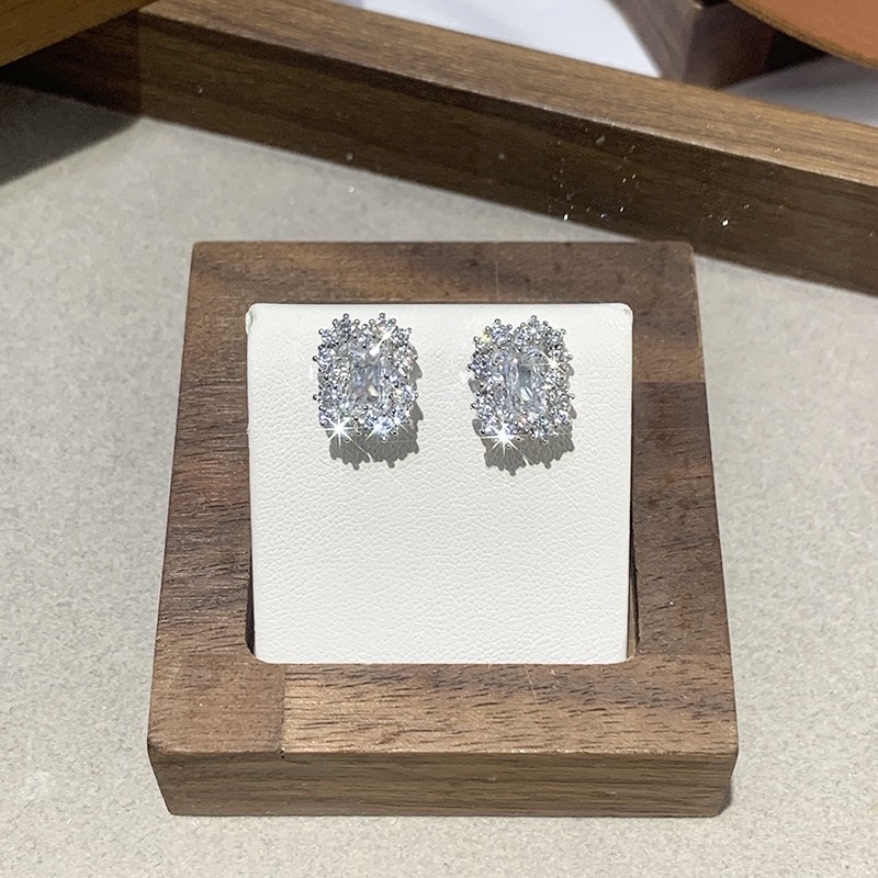 New 2026 sparkling diamond geometric stud earrings for women, light luxury, niche, high-end vintage earrings, retro charm, stud accessories, and ear piercing detail image 3
