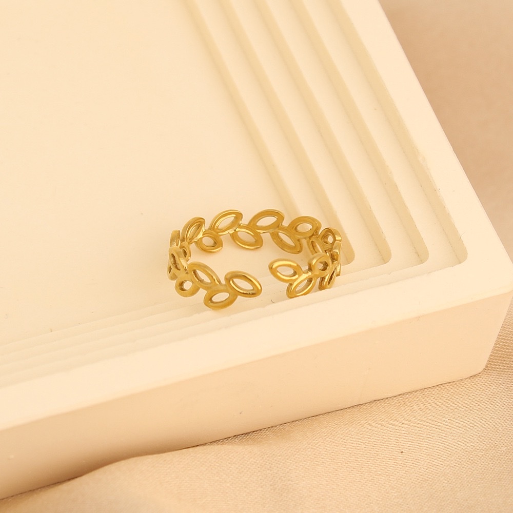 A copper micro-inlaid Moissanite silver ring with a retro design in a Chinese style Application Scenario