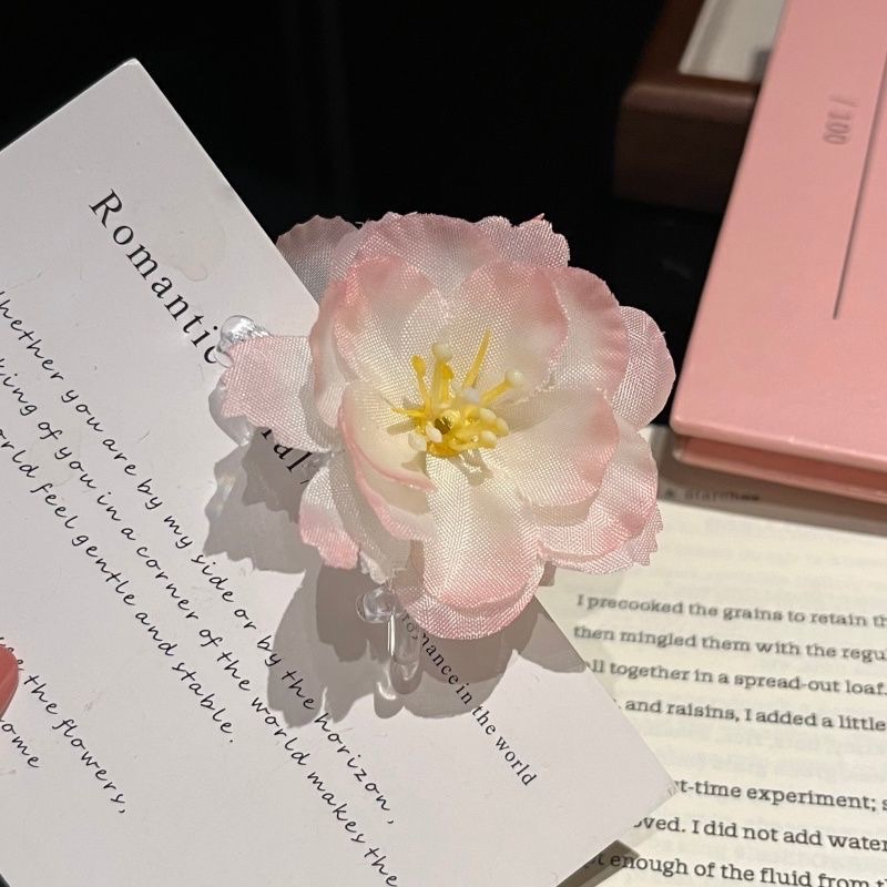 The sweet and ethereal atmosphere of spring is filled with cherry blossom clips, a forest-themed pure desire style, side clips, hair accessories, and versatile bangs clips Application Scenario