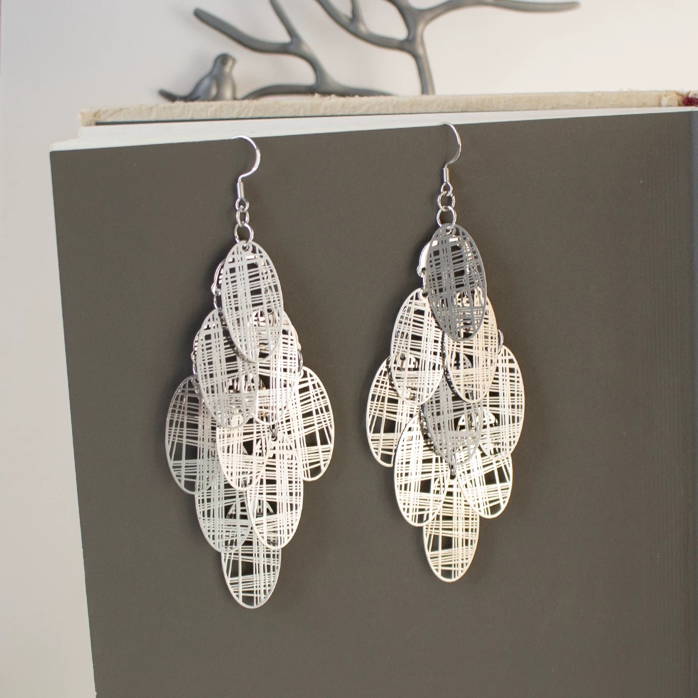 欧美风夸张银色镂空圆片气场大耳环长款圆脸显瘦冷淡风时尚耳饰女细节图