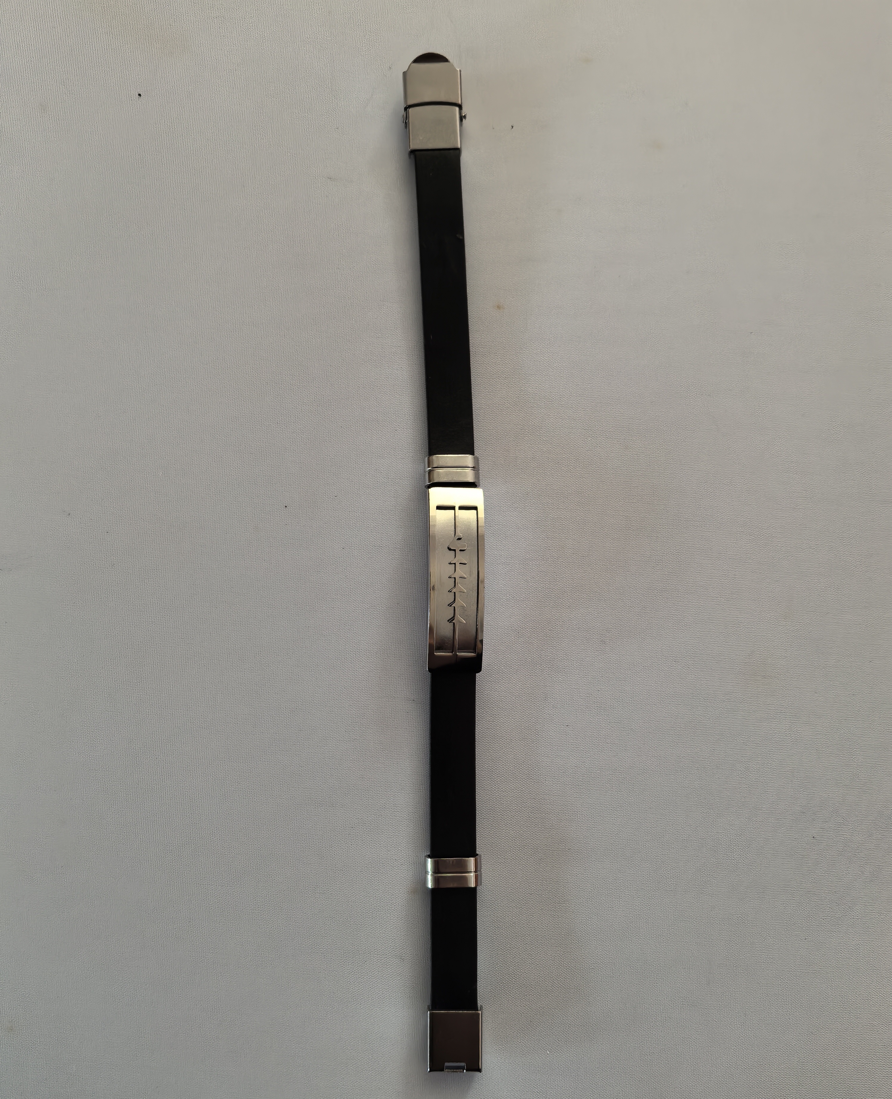 潮酷黑硅胶男士手链，金属刻纹设计，个性百搭，彰显型男格调，日常佩戴通勤轻松驾驭手链手串