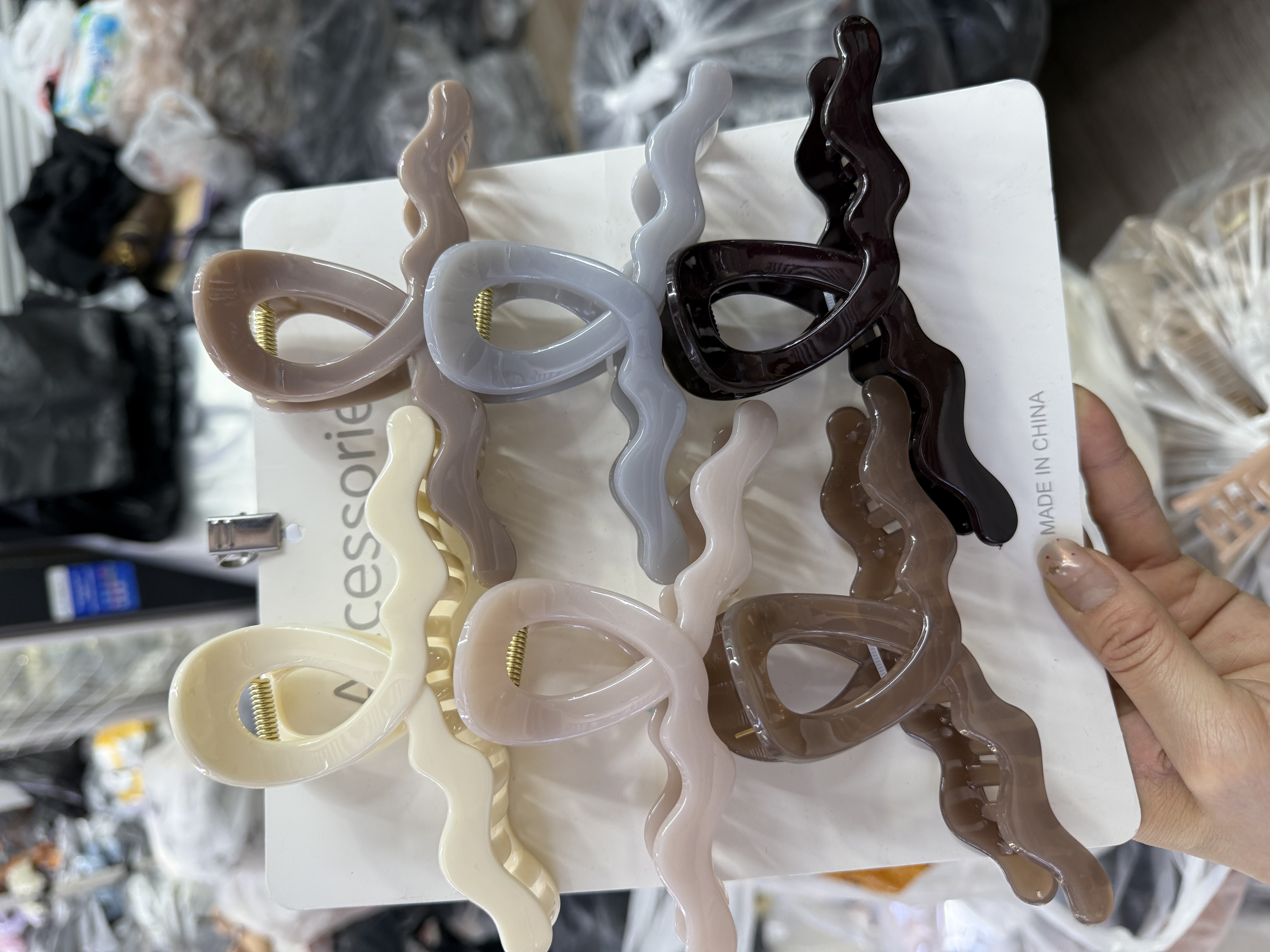 Niche design wavy large hair clip, retro female style, back head updo hair clip, fashionable French shark clip hair clip