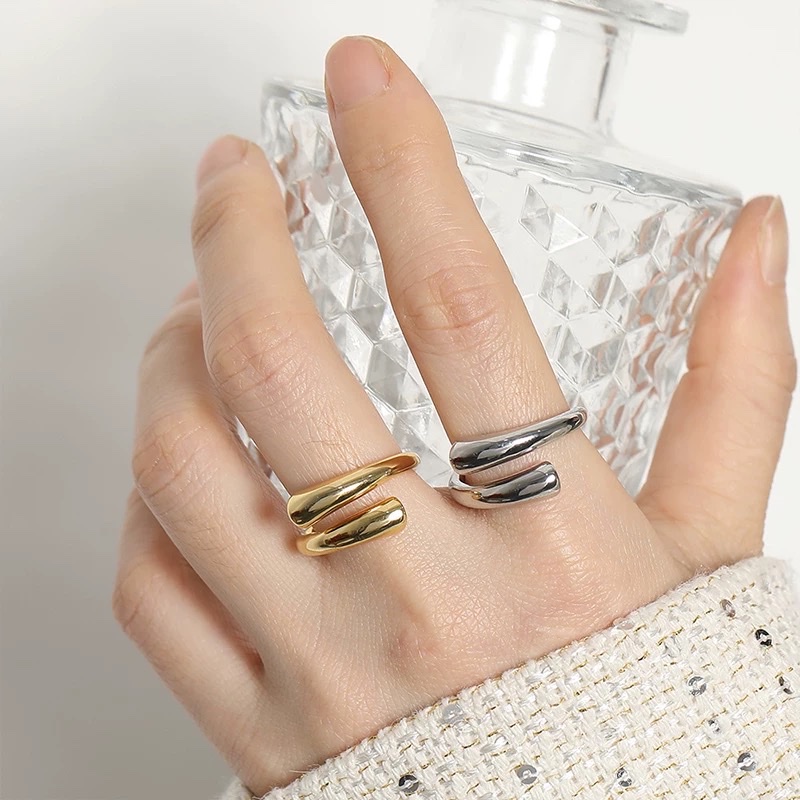 时尚百搭通勤简约戒指光面金色素圈适合女士逛街约会游玩佩戴