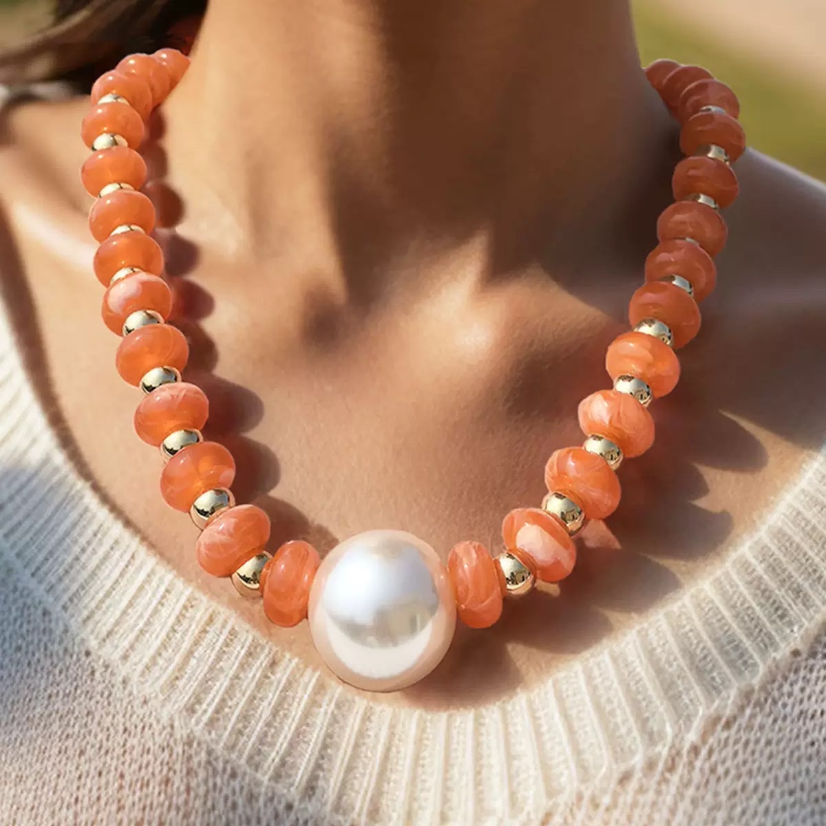 This is a cross-border best-selling pearl necklace with hand-strung colored resin beads. It features an exaggerated Bohemian vacation style ABS exaggerated pearl necklace detail image 5