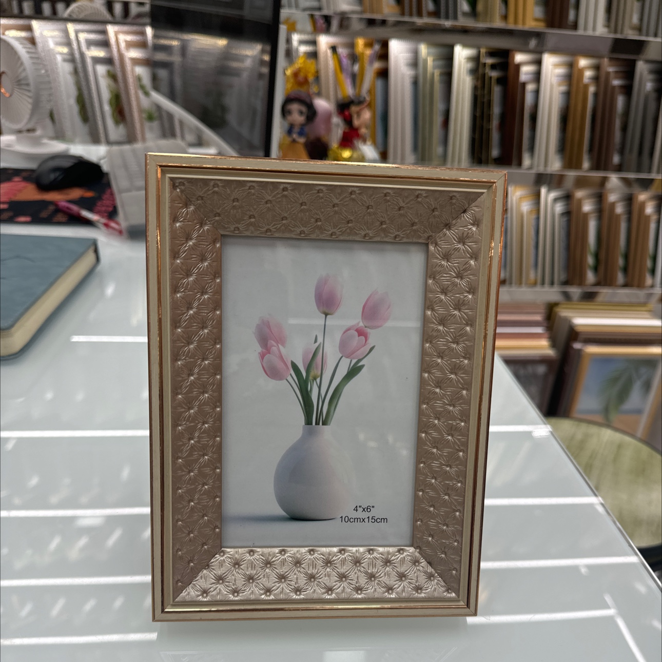 A photo frame display table is a photo placed on the table surface, including the photo, photo frame, transparent glass, backing board and support parts. It is usually placed on the desktop, bedside table, dressing table, study and other places. Photo frame display stand Application Scenario