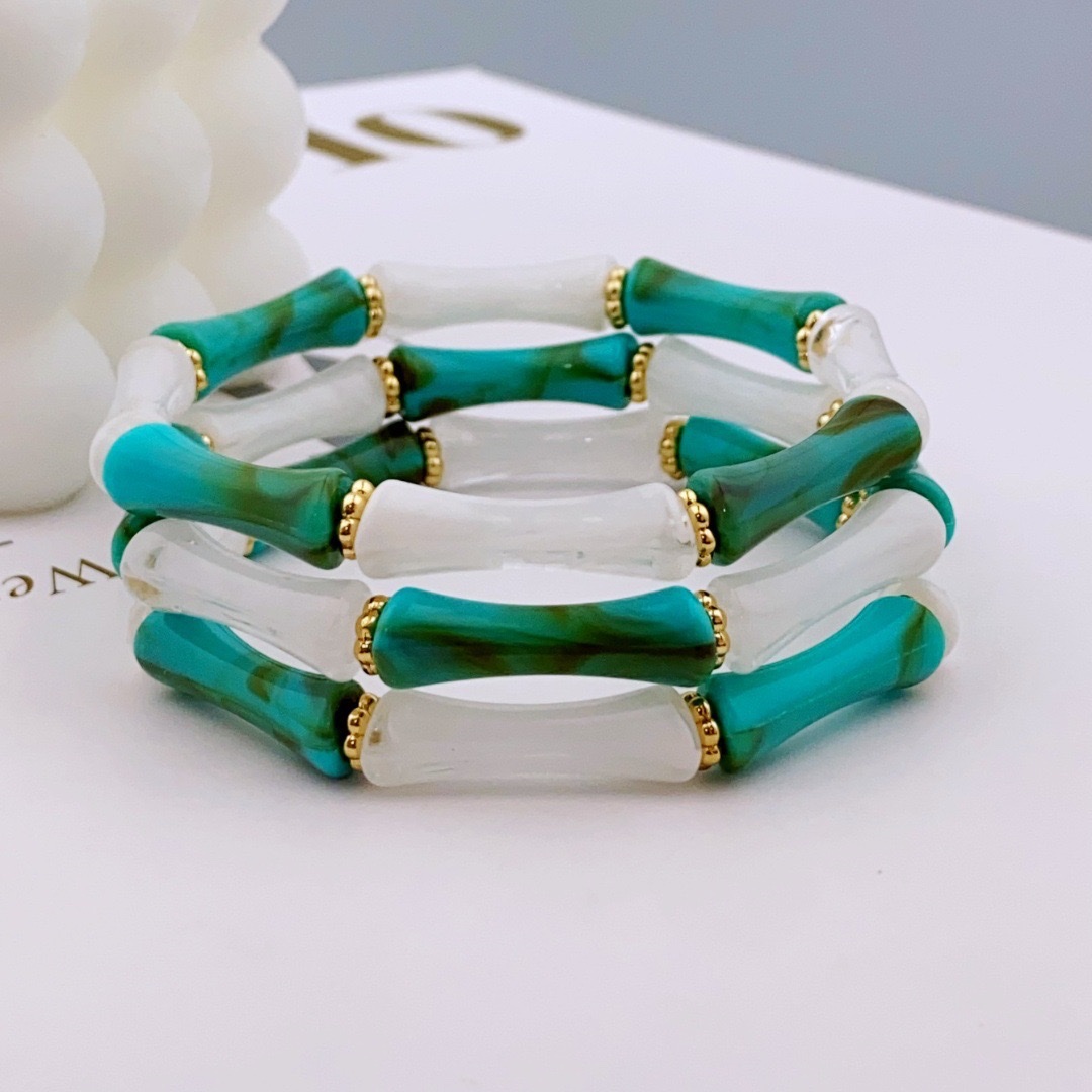 Cross-border exaggerated colored resin acrylic necklace, hand-strung beads, heart-shaped pendant, bucket beads, collarbone detail image 10