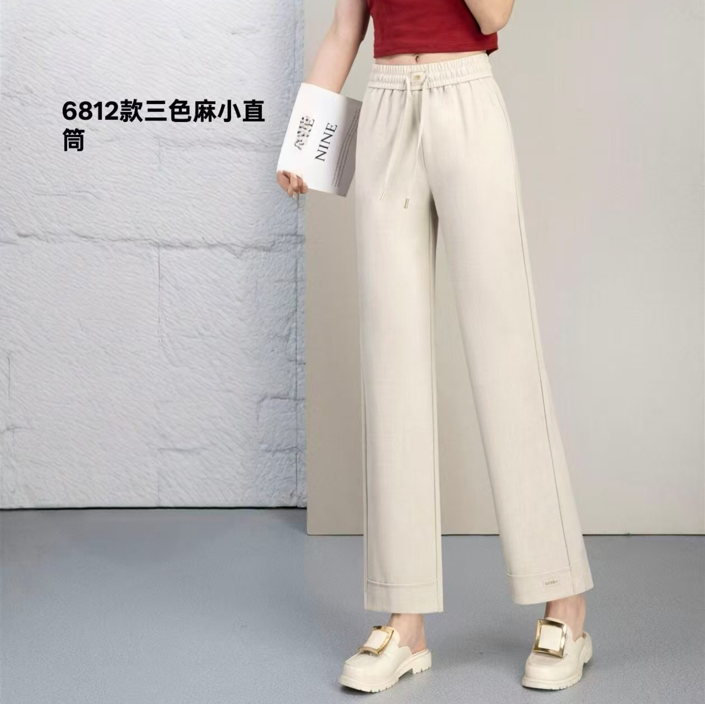 In the Spring and autumn of 2026, there are fashionable and popular women's trousers made of linen, featuring small straight-leg pants with an elastic waist and beige color