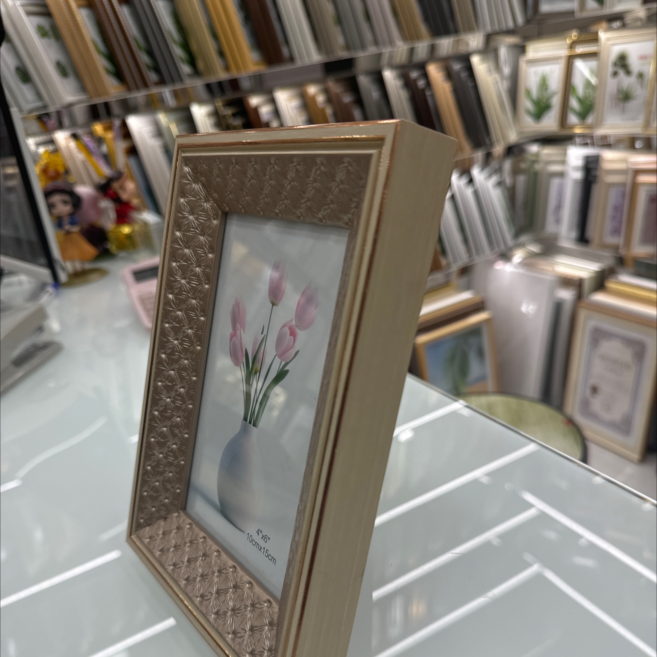 A photo frame display table is a photo placed on the table surface, including the photo, photo frame, transparent glass, backing board and support parts. It is usually placed on the desktop, bedside table, dressing table, study and other places. Photo frame display stand Item Picture