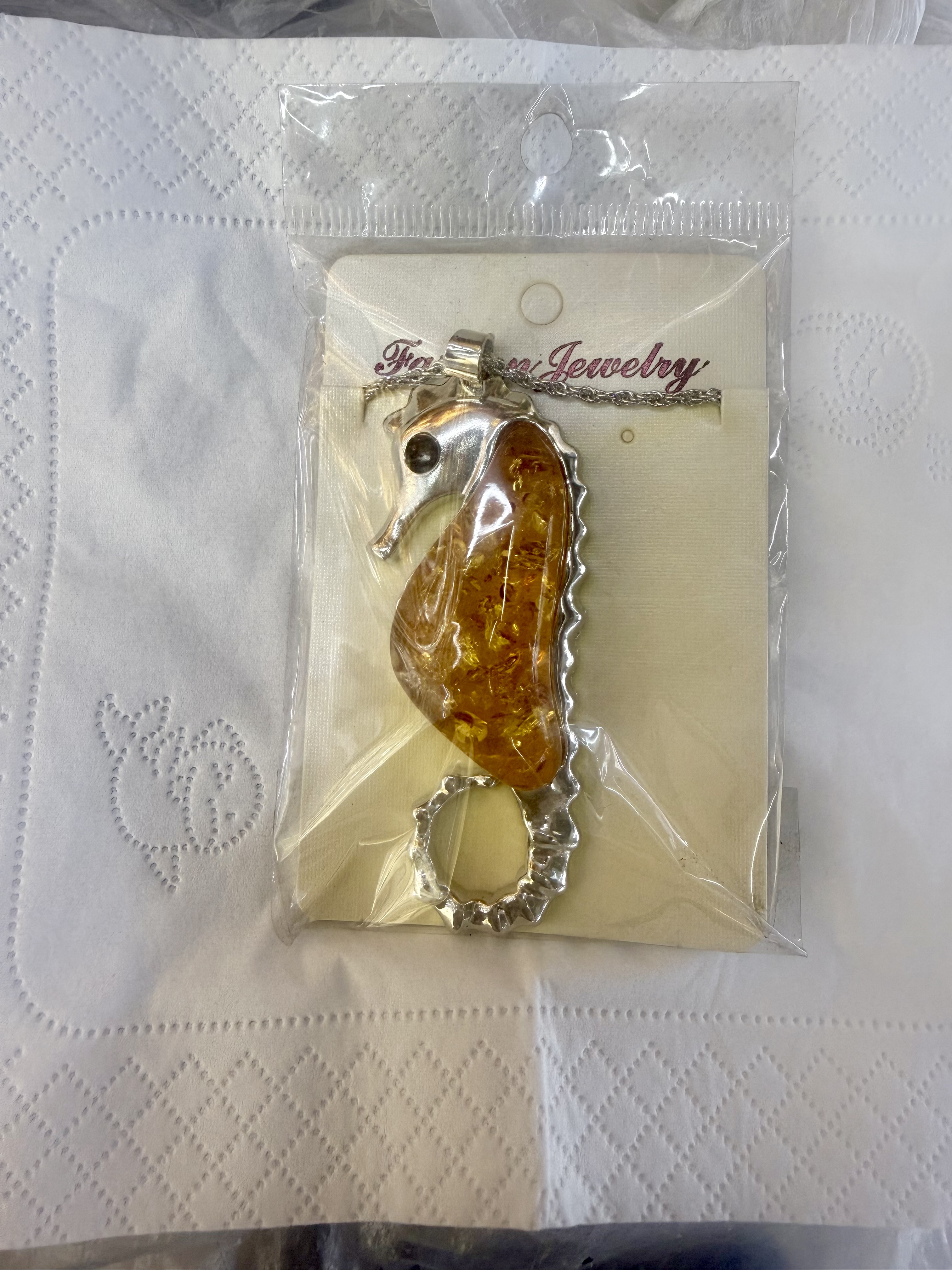 高仿琥珀吊坠项链动物海马造型琥珀项链饰品