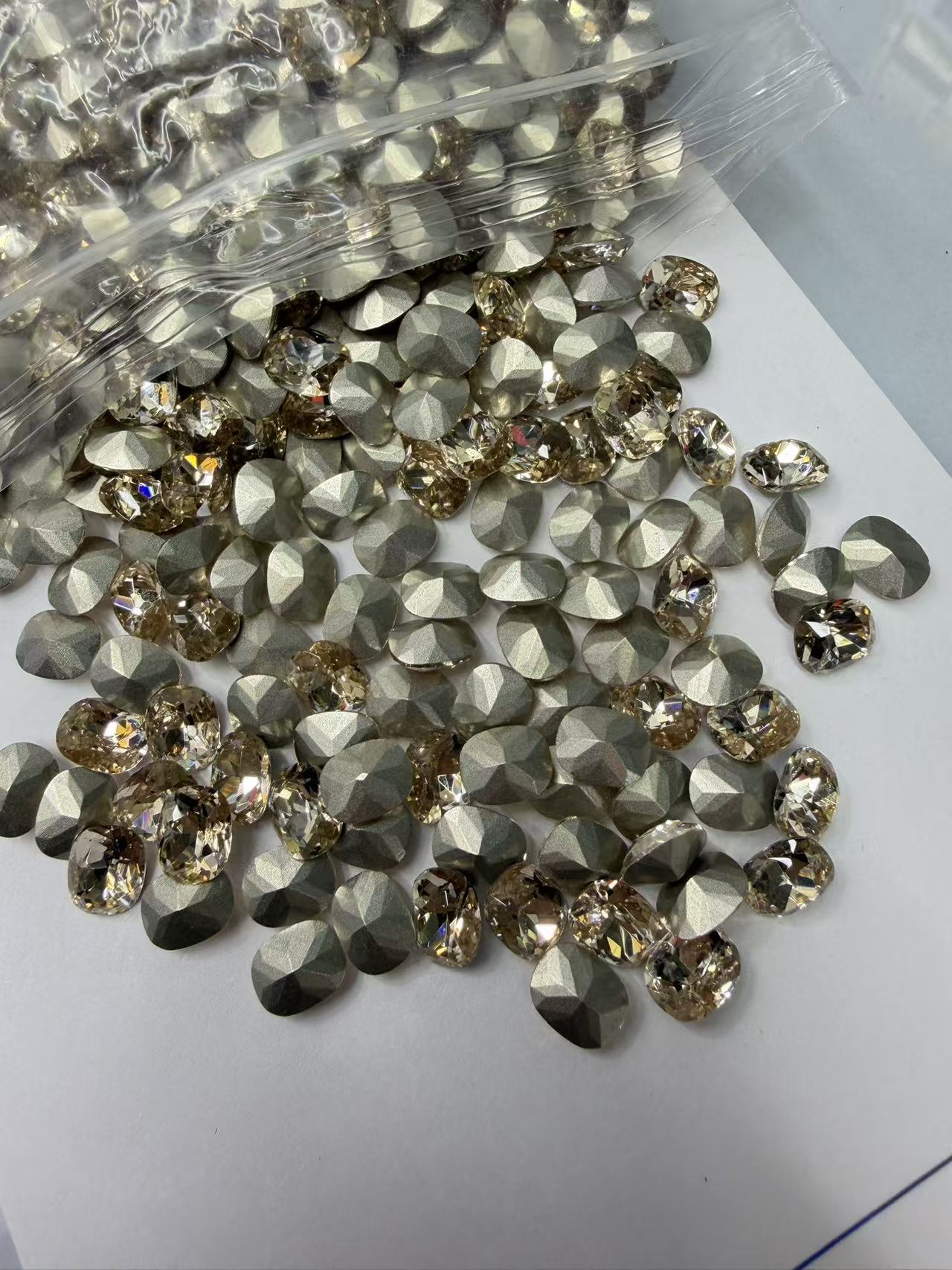 绮丽水晶饰品配件：工艺精湛，平台爆款！美甲、服装辅料、发夹发饰，合金装饰品