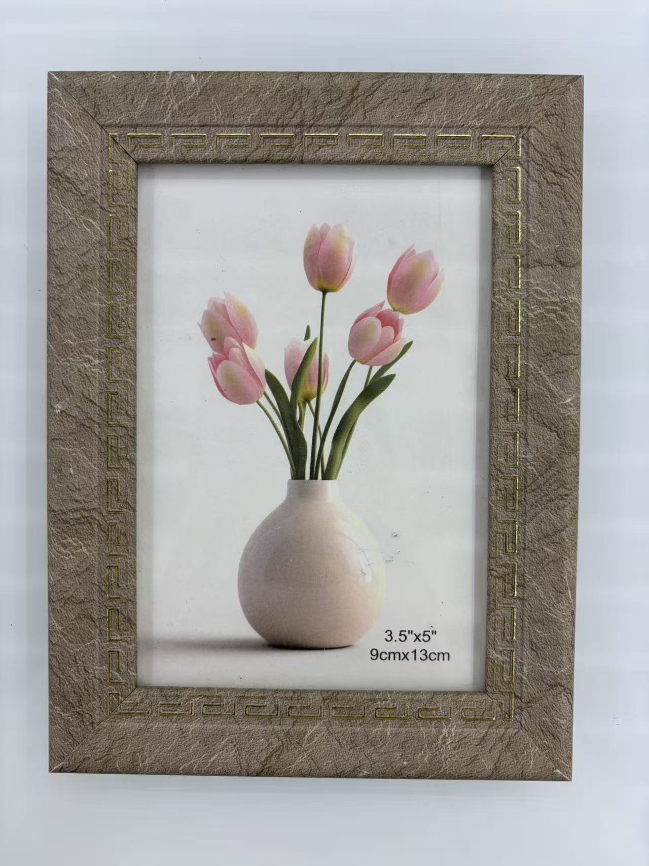 A photo frame or a photo frame display table is a photo placed on a table surface, including the photo, the frame, transparent glass, backing board and support parts. It is usually placed on a desktop, bedside table, dressing table, study and other places. material Specification image