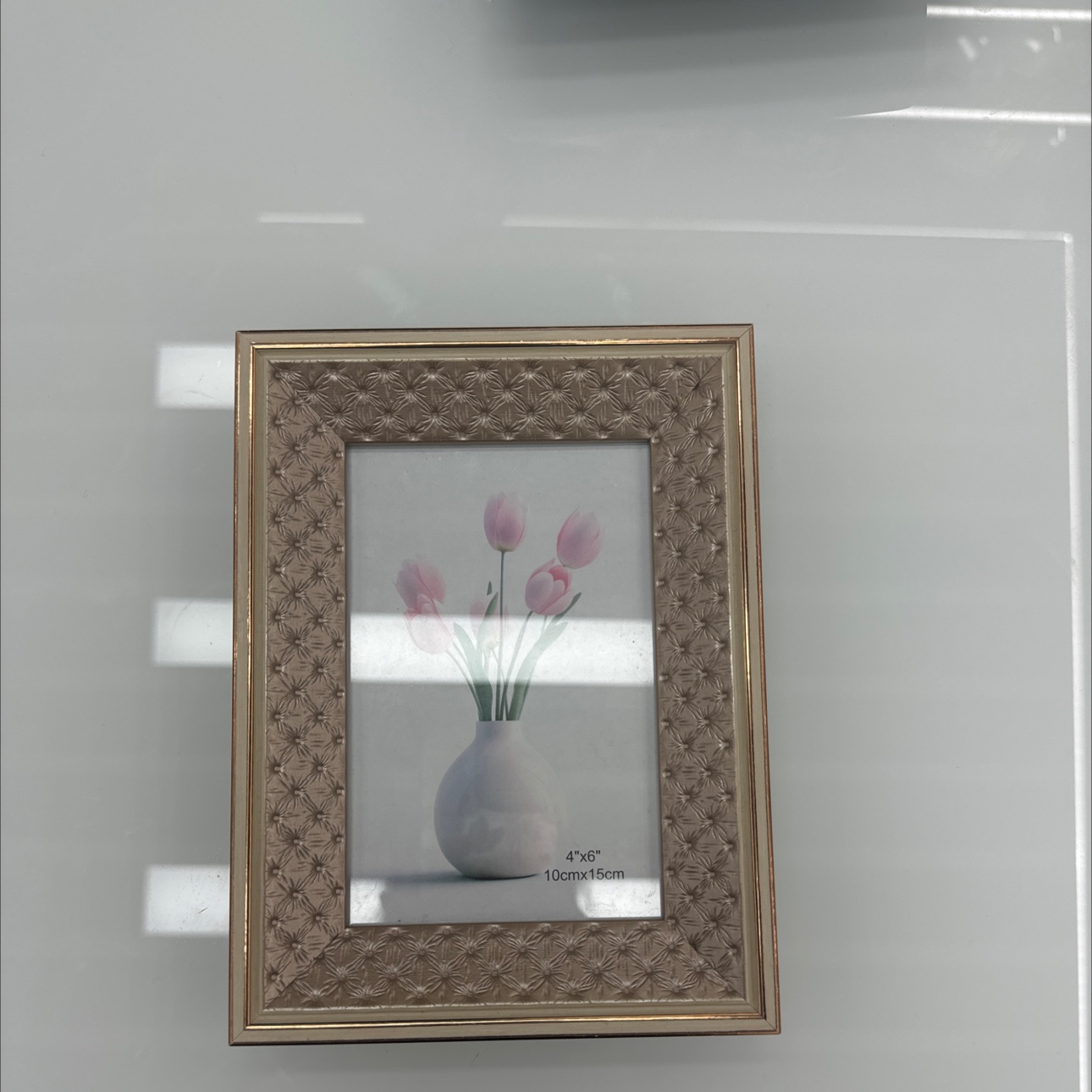 相框摆台是摆在台面上的照片，包括照片、相框、透明玻璃、衬板和支撑件，通常放置在桌面、床头柜、梳妆台、书房等地方。相框摆台