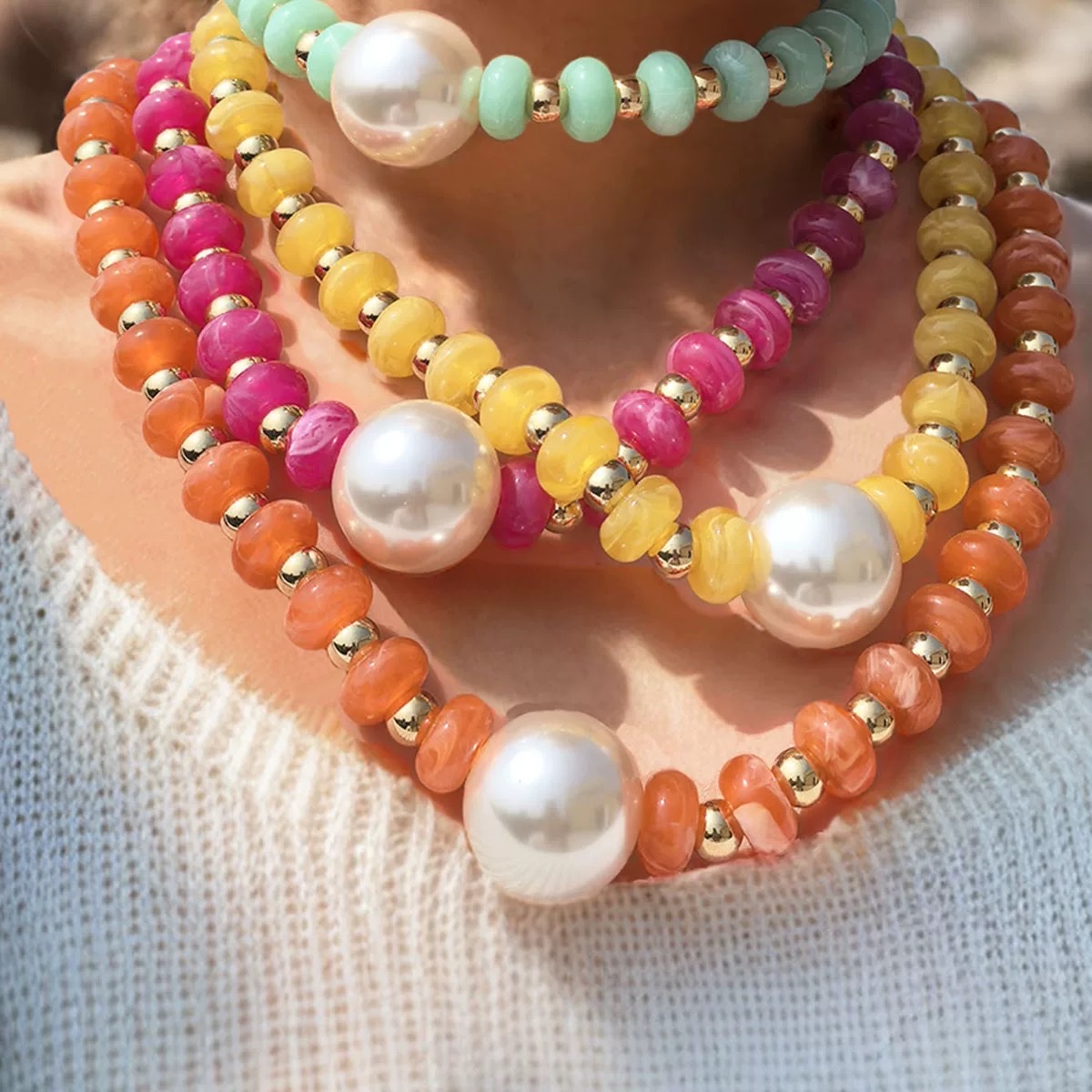 This is a cross-border best-selling pearl necklace with hand-strung colored resin beads. It features an exaggerated Bohemian vacation style ABS exaggerated pearl necklace detail image 4