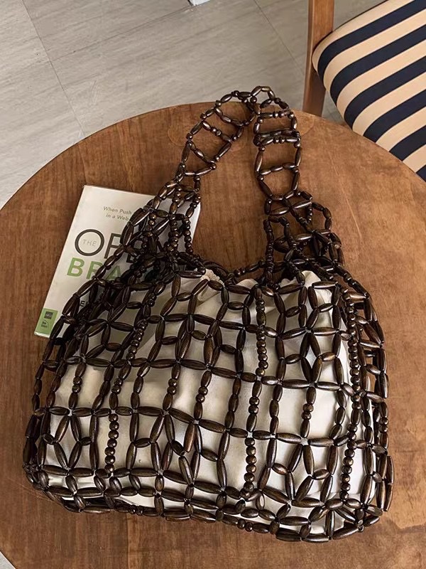 Handcrafted beaded women's bags, handwoven bags, straw woven bags, fresh and fashionable commuter bags, handwoven bags strung with wooden beads, large capacity, hand-pulled shoulder bags, niche Application Scenario