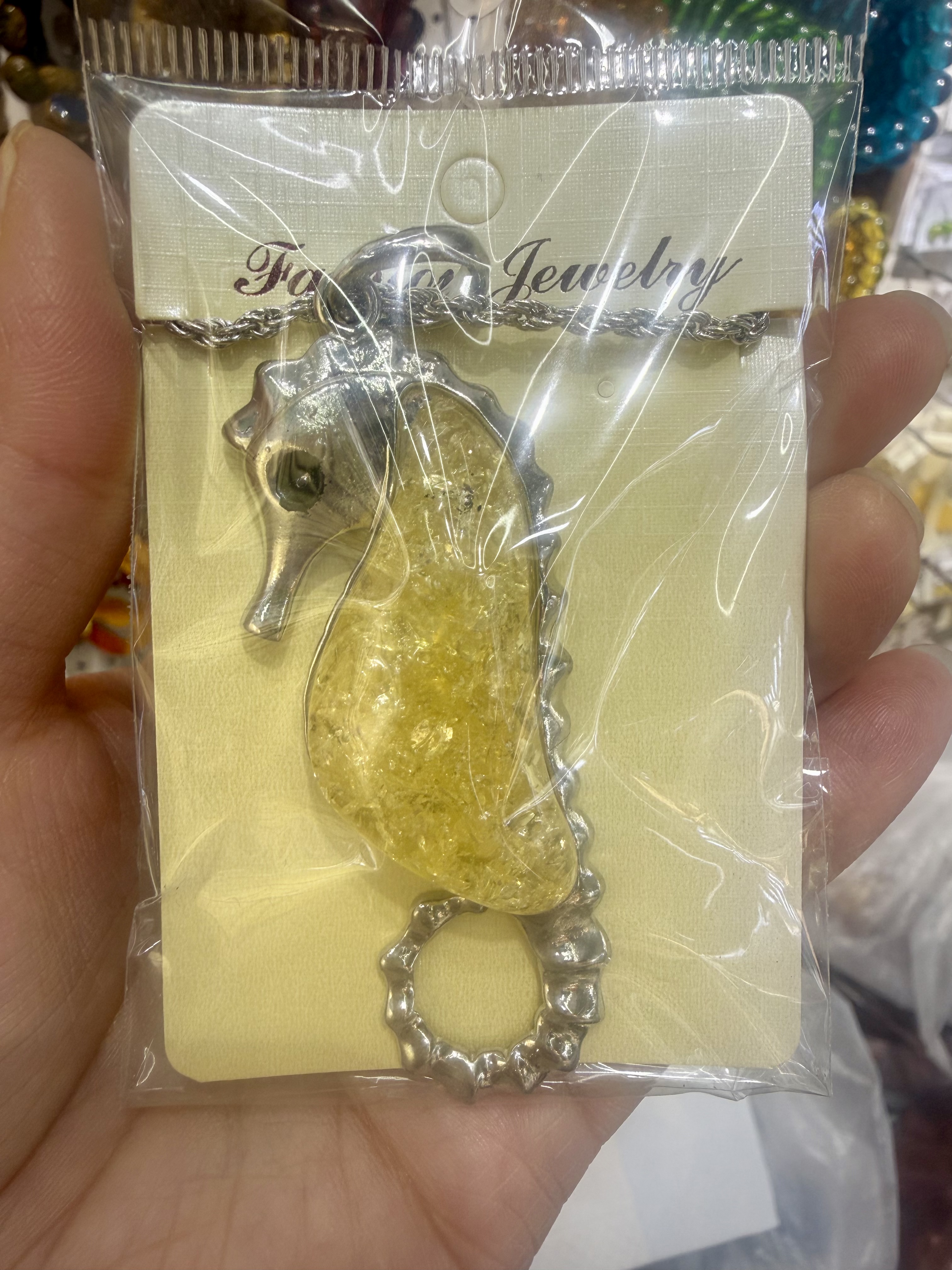 高仿琥珀吊坠项链动物海马造型琥珀项链饰品细节图