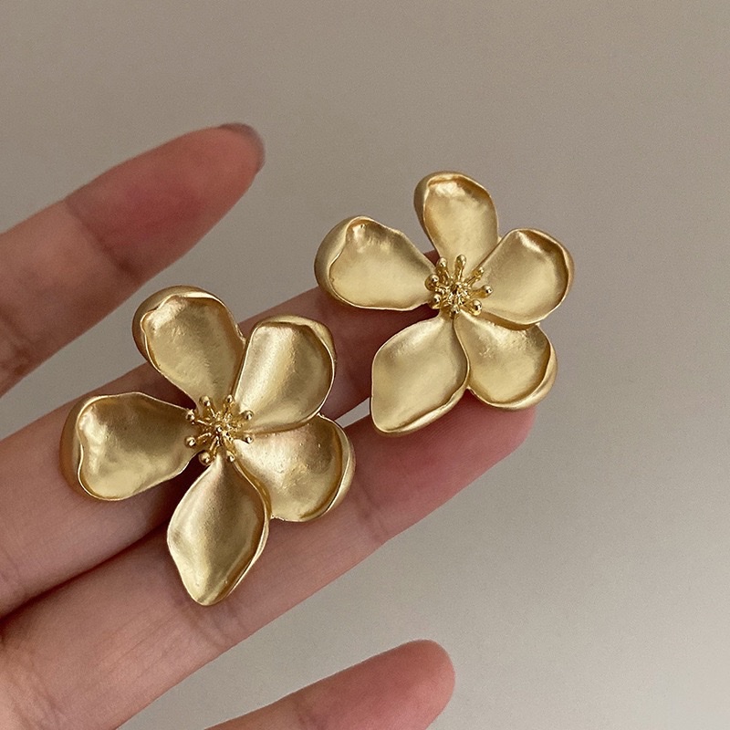 Cross-border new exaggerated large flower retro stud earrings for women, European and American exaggerated and grand large petal design sense fashionable earrings and earrings