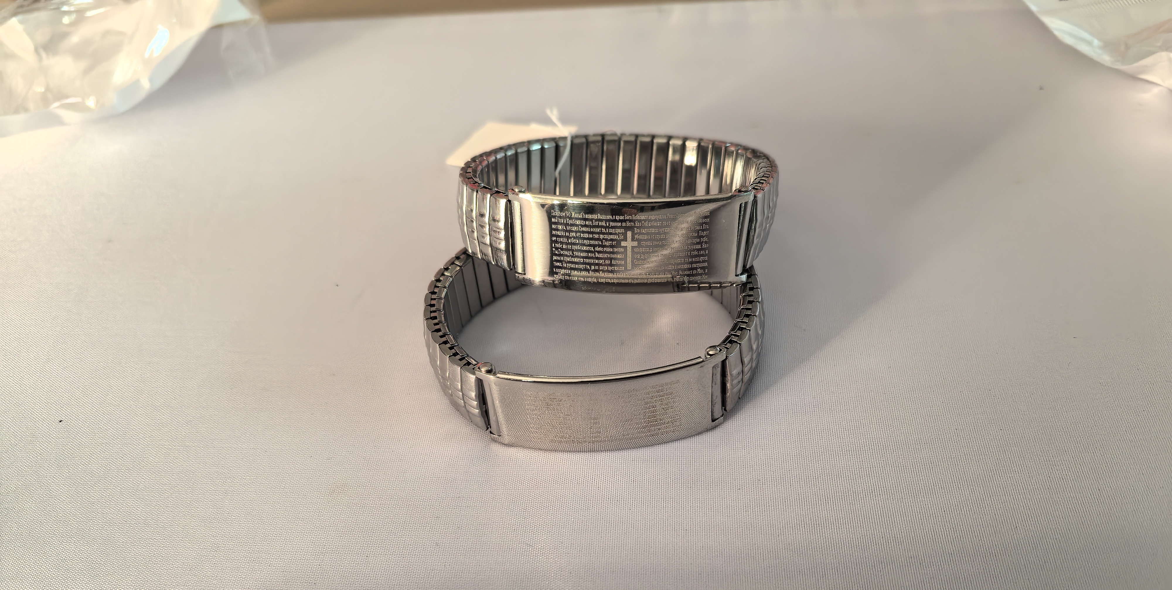 不锈钢弹力表带质感硬朗，可刻圣经经文，百搭有型，耐磨不掉色，是彰显信仰与个性的潮流配饰表带