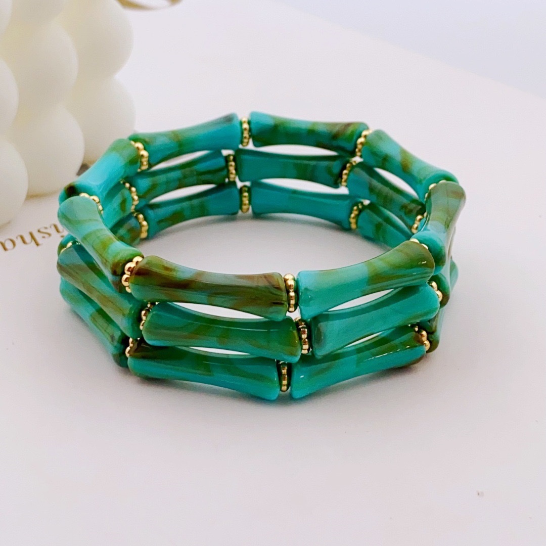 Cross-border exaggerated colored resin acrylic necklace, hand-strung beads, heart-shaped pendant, bucket beads, collarbone Item Picture