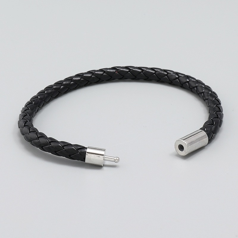 Cross-border best-selling accessories: Personalized and simple PU woven leather bracelet and jewelry, Korean-style casual and versatile accessories, silicone bracelet Application Scenario