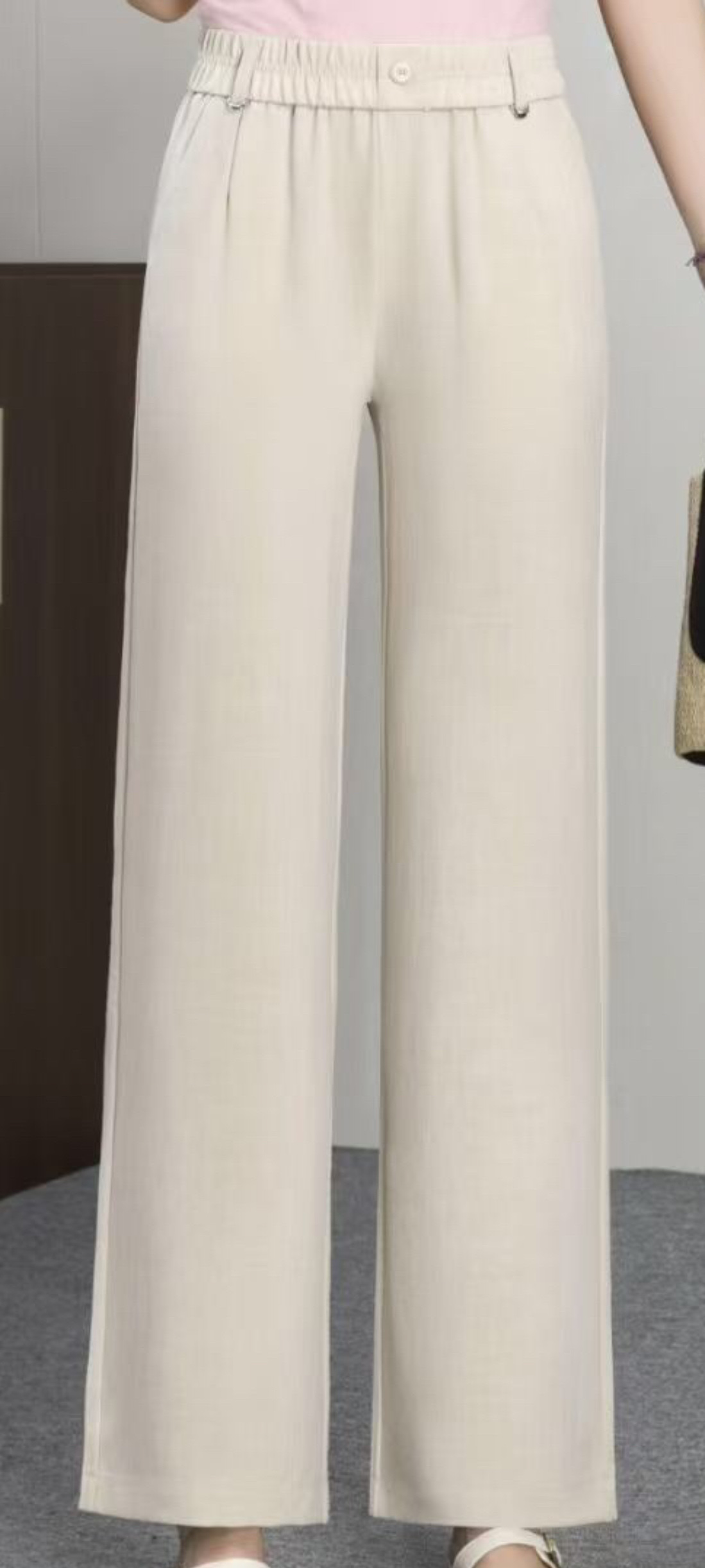 The 2026 Spring and autumn women's trousers fashion trend: straight-leg pants with elastic waists and beige trousers details Picture