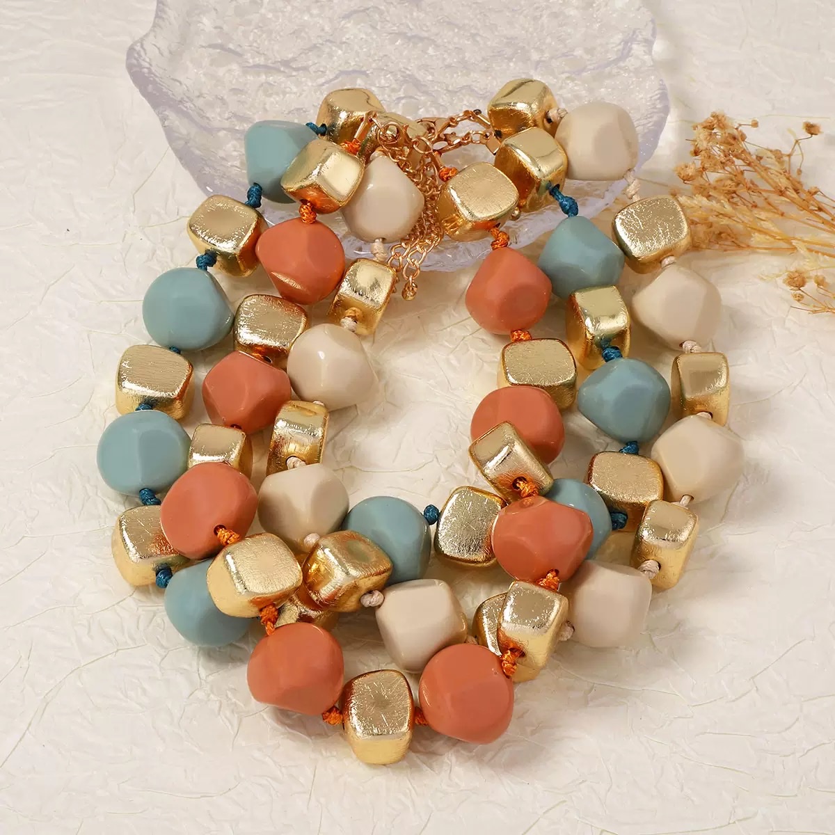A new cross-border fashion exaggerated beaded necklace from Europe and America, made of Maillard resin, versatile geometric shape, handcrafted for women Specification image