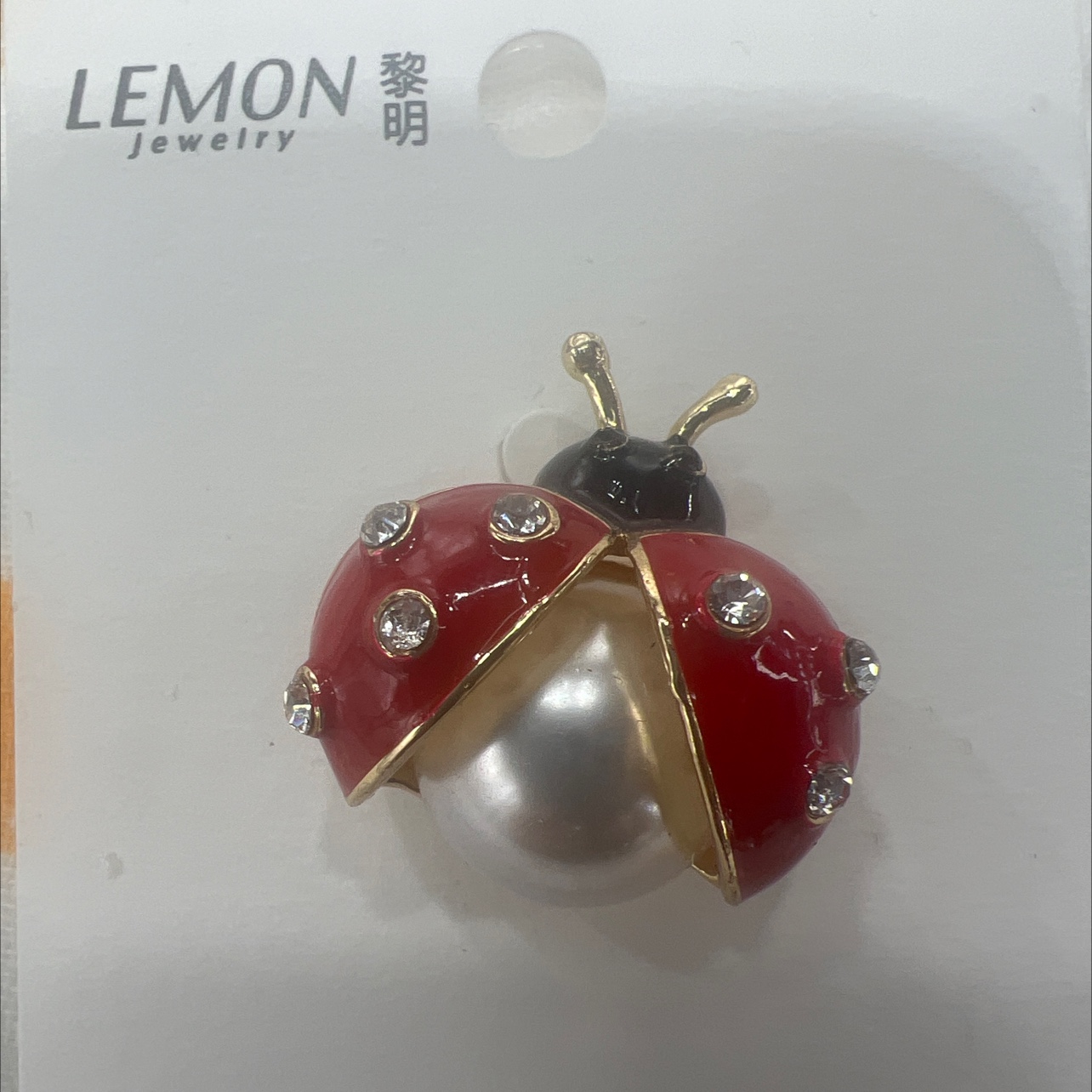 这是一款高档商品，是一款纯手工滴油而成，是锌合金制作而成珍珠珠宝首饰