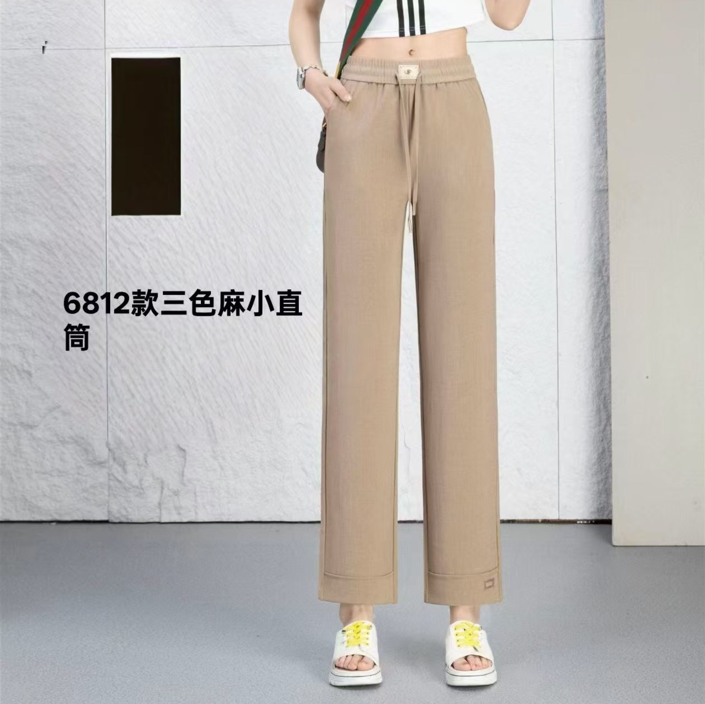 The trendy women's trousers for Spring and Autumn 2026 are the linen straight-leg pants with an elastic waist and khaki color