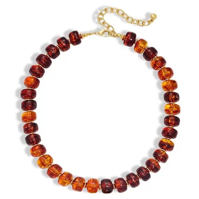 Cross-border exaggerated colored resin acrylic necklace, hand-strung beads, heart-shaped pendant, bucket beads, collarbone chain, ladies' necklace Application Scenario