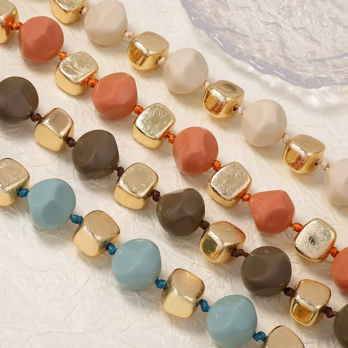 A new cross-border fashion exaggerated beaded necklace from Europe and America, made of Maillard resin, versatile geometric shape, handcrafted for women details Picture