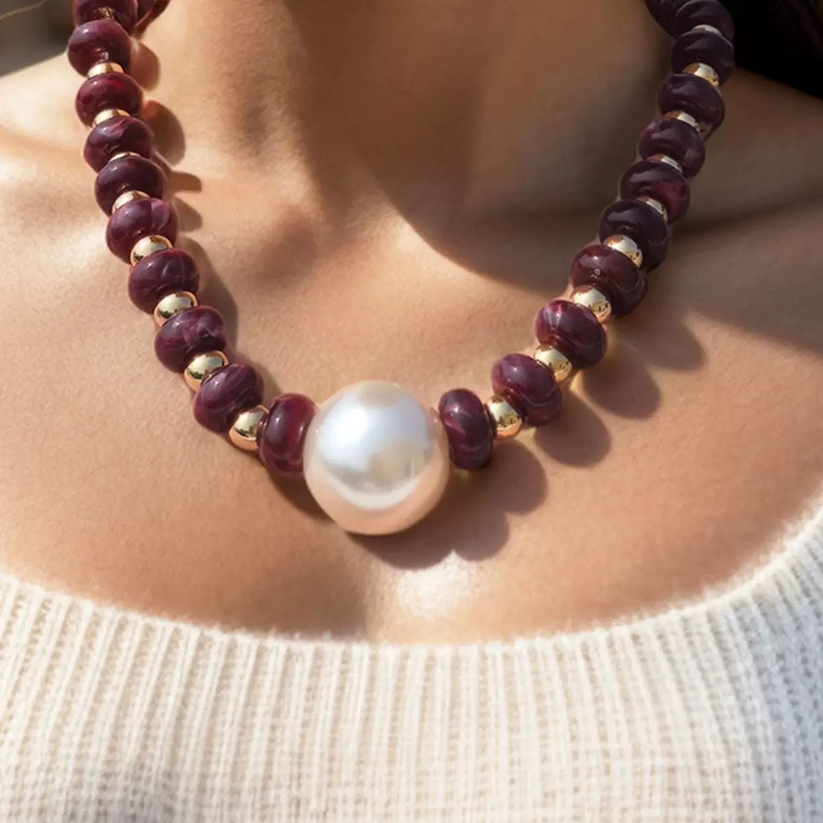 This is a cross-border best-selling pearl necklace with hand-strung colored resin beads. It features an exaggerated Bohemian vacation style ABS exaggerated pearl necklace Item Picture