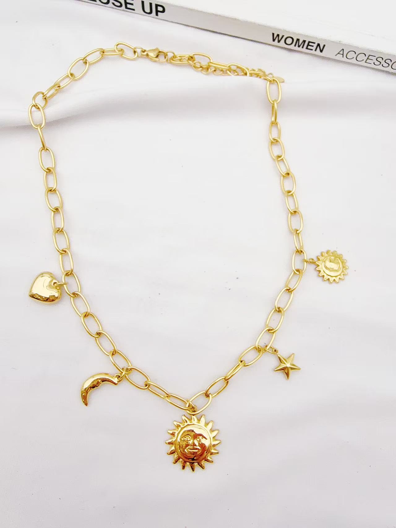 ✨ 日月星辰系列·复古金锁骨链

把宇宙的浪漫，戴在颈间。

这款项链以回形针链条为基底，利落的线条自带随性慵懒感，搭配