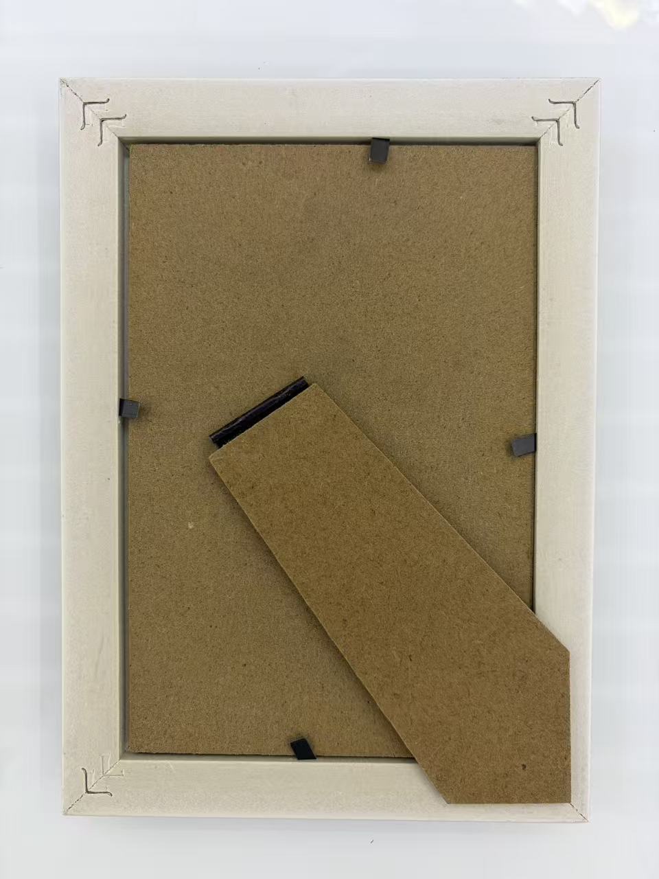 A photo frame or a photo frame display table is a photo placed on a table surface, including the photo, the frame, transparent glass, backing board and support parts. It is usually placed on a desktop, bedside table, dressing table, study and other places. material Item Picture