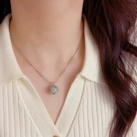 European and American cross-border personalized, fashionable and light luxury metal grid round ball pendant necklace, simple and elegant design sense collarbone chain European and American cross-border personalized, fashionable and light luxury metal grid round ball pendant necklace, simple and elegant design sense collarbone chain