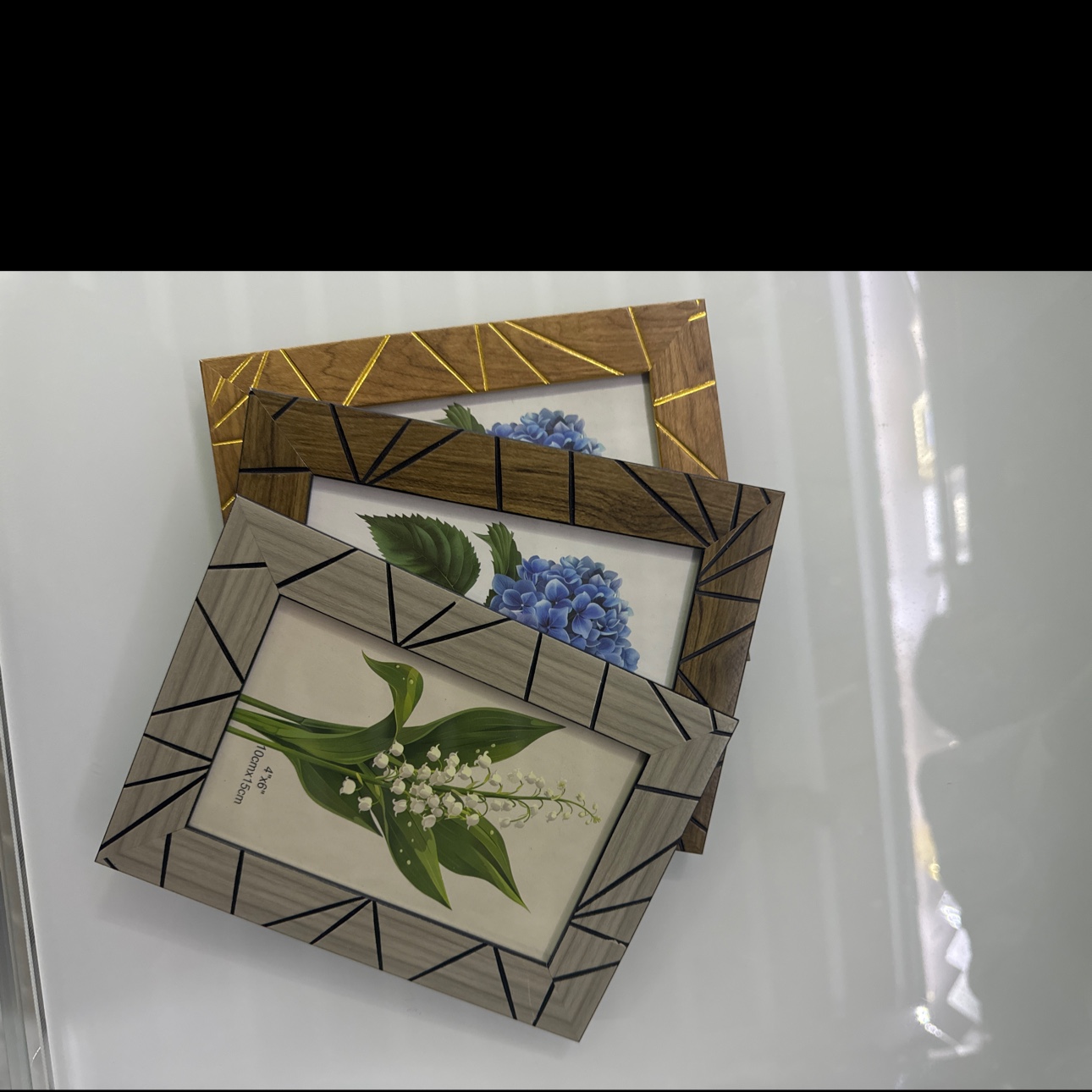 相框，相框摆台是摆在台面上的照片，包括照片、相框、透明玻璃、衬板和支撑件，通常放置在桌面、床头柜、梳妆台、书房等地方。