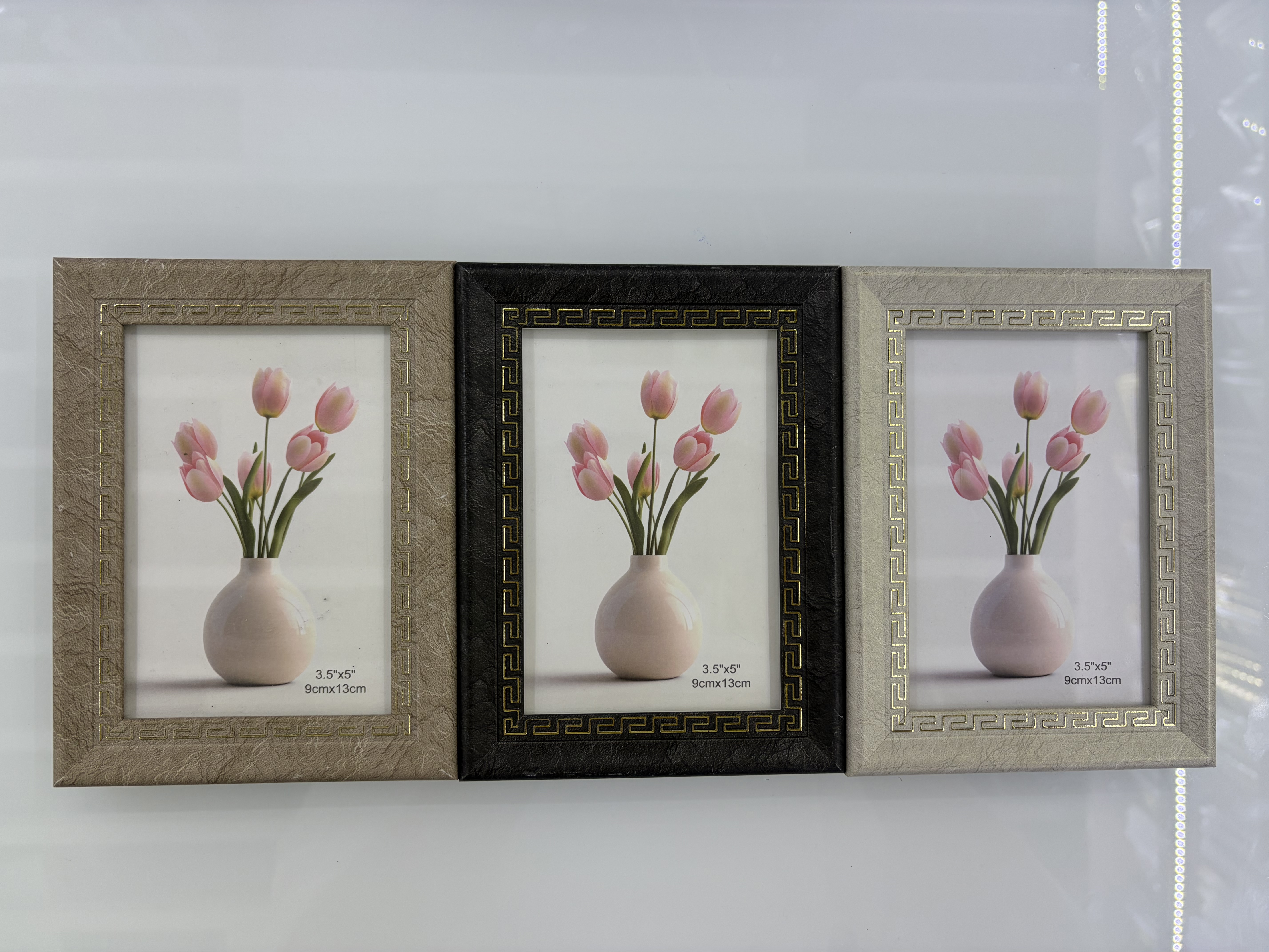 相框，相框摆台是摆在台面上的照片，包括照片、相框、透明玻璃、衬板和支撑件，通常放置在桌面、床头柜、梳妆台、书房等地方。材