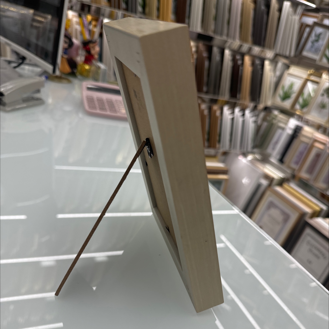 A photo frame display table is a photo placed on the table surface, including the photo, photo frame, transparent glass, backing board and support parts. It is usually placed on the desktop, bedside table, dressing table, study and other places. Photo frame display stand details Picture