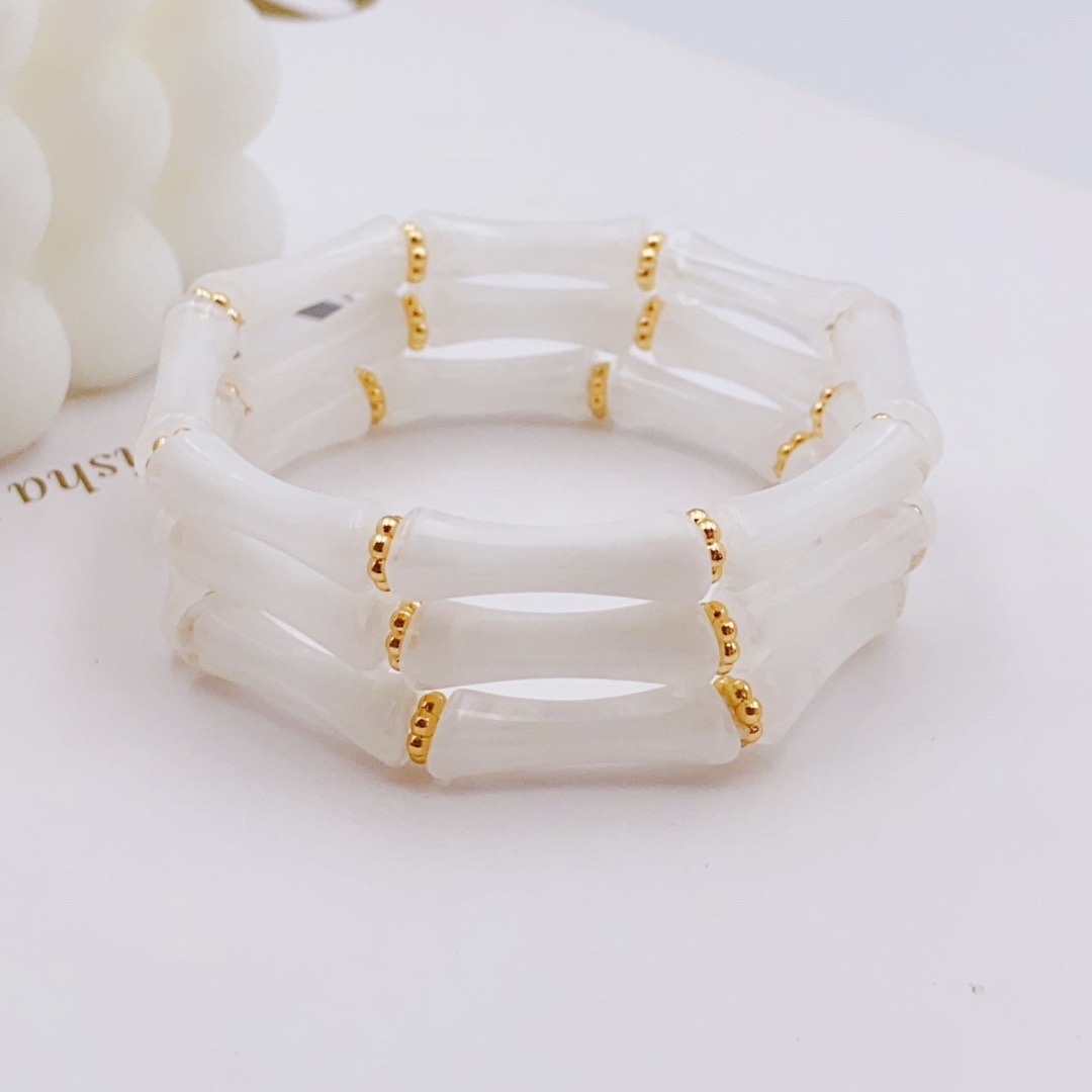 Cross-border exaggerated colored resin acrylic necklace, hand-strung beads, heart-shaped pendant, bucket beads, collarbone detail image 9
